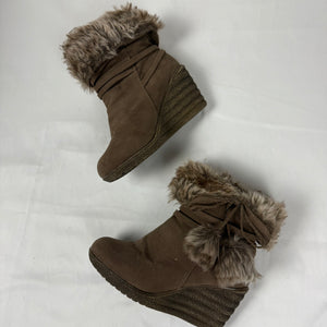 Brown faux fur wedge winter boots (35)
