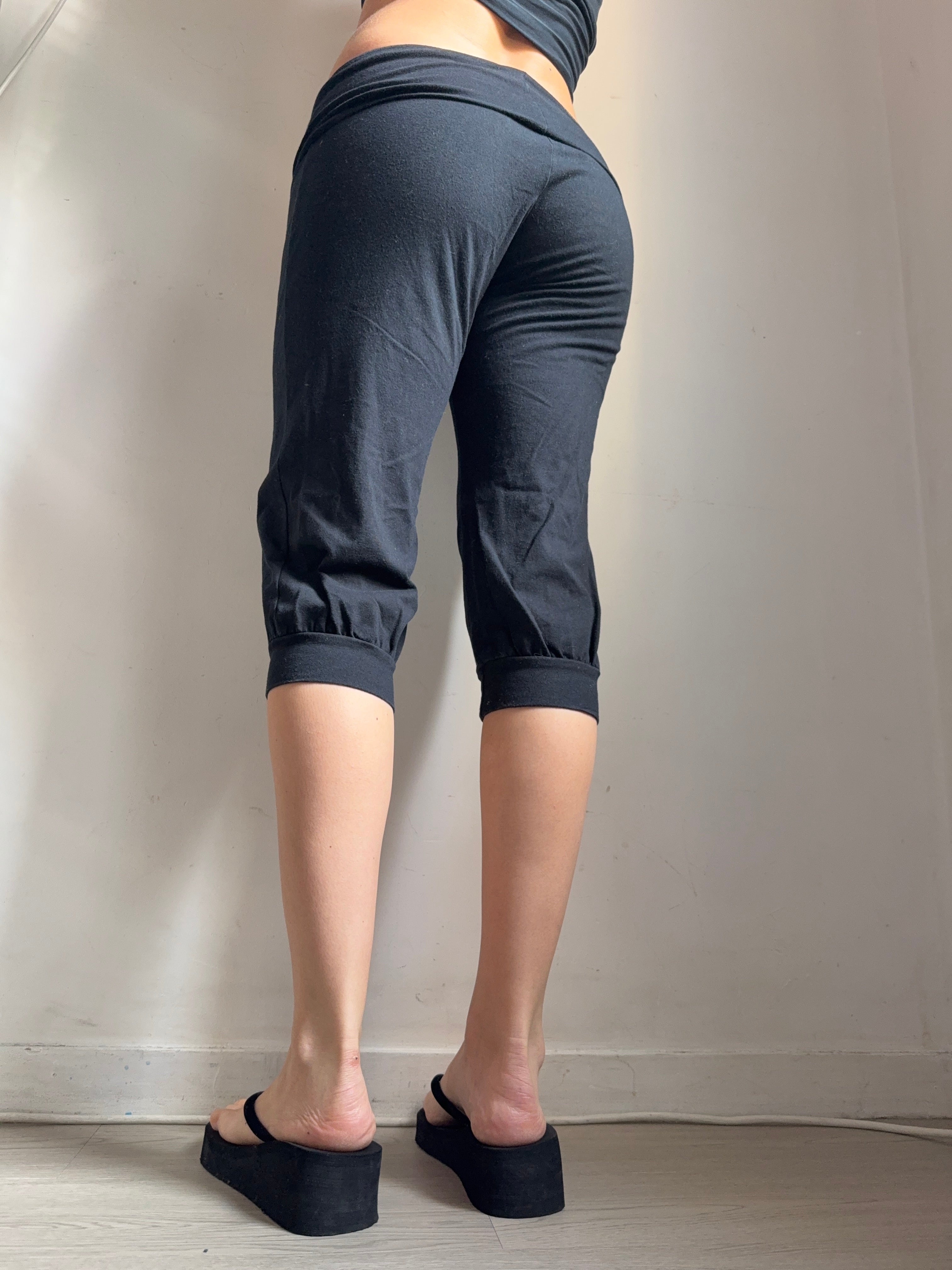 Black activewear cotton capri pants (S)