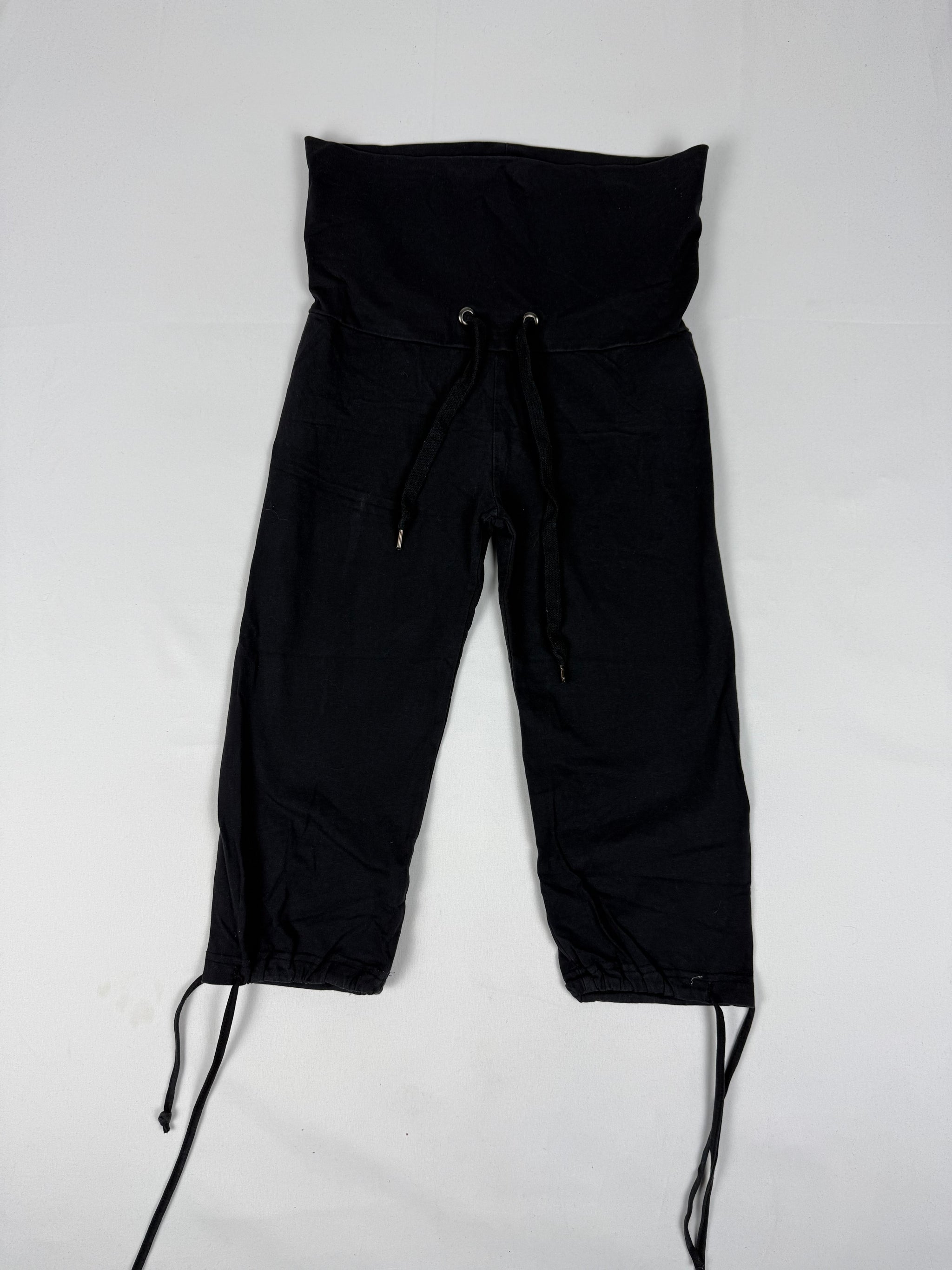 Black activewear low rise capri pants (XS)