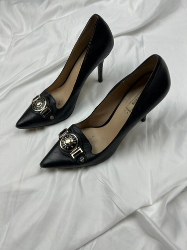 Black buckle logo pointed toes shoes (40)