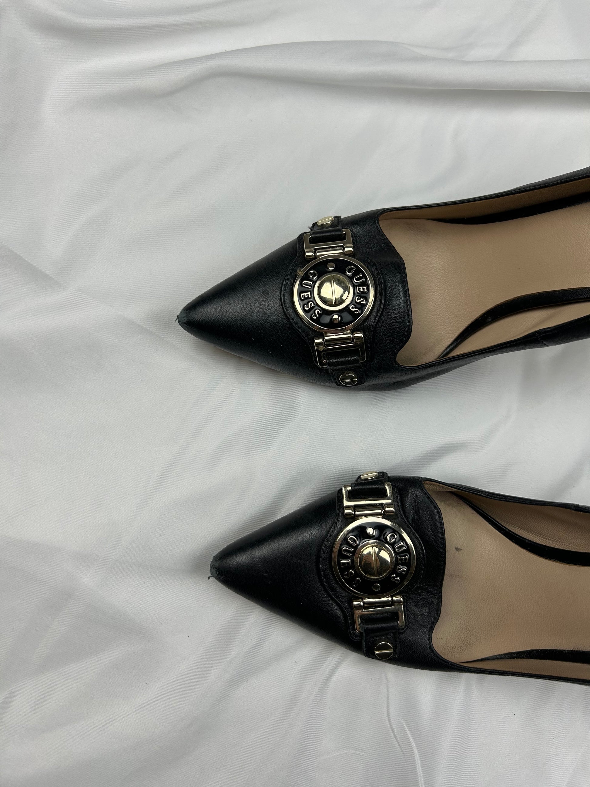 Black buckle logo pointed toes shoes (40)