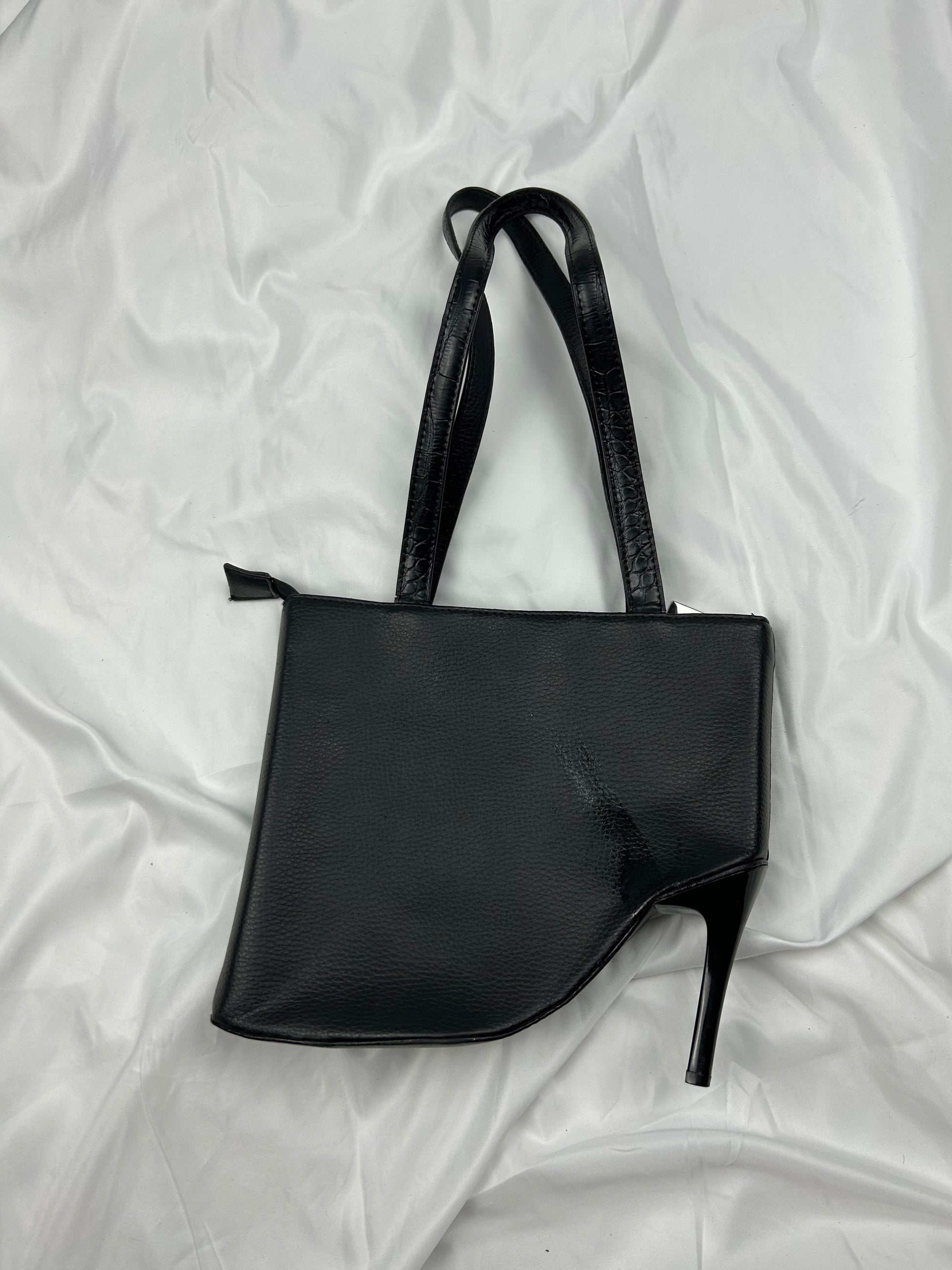 Black heel boots besace shoulder bag