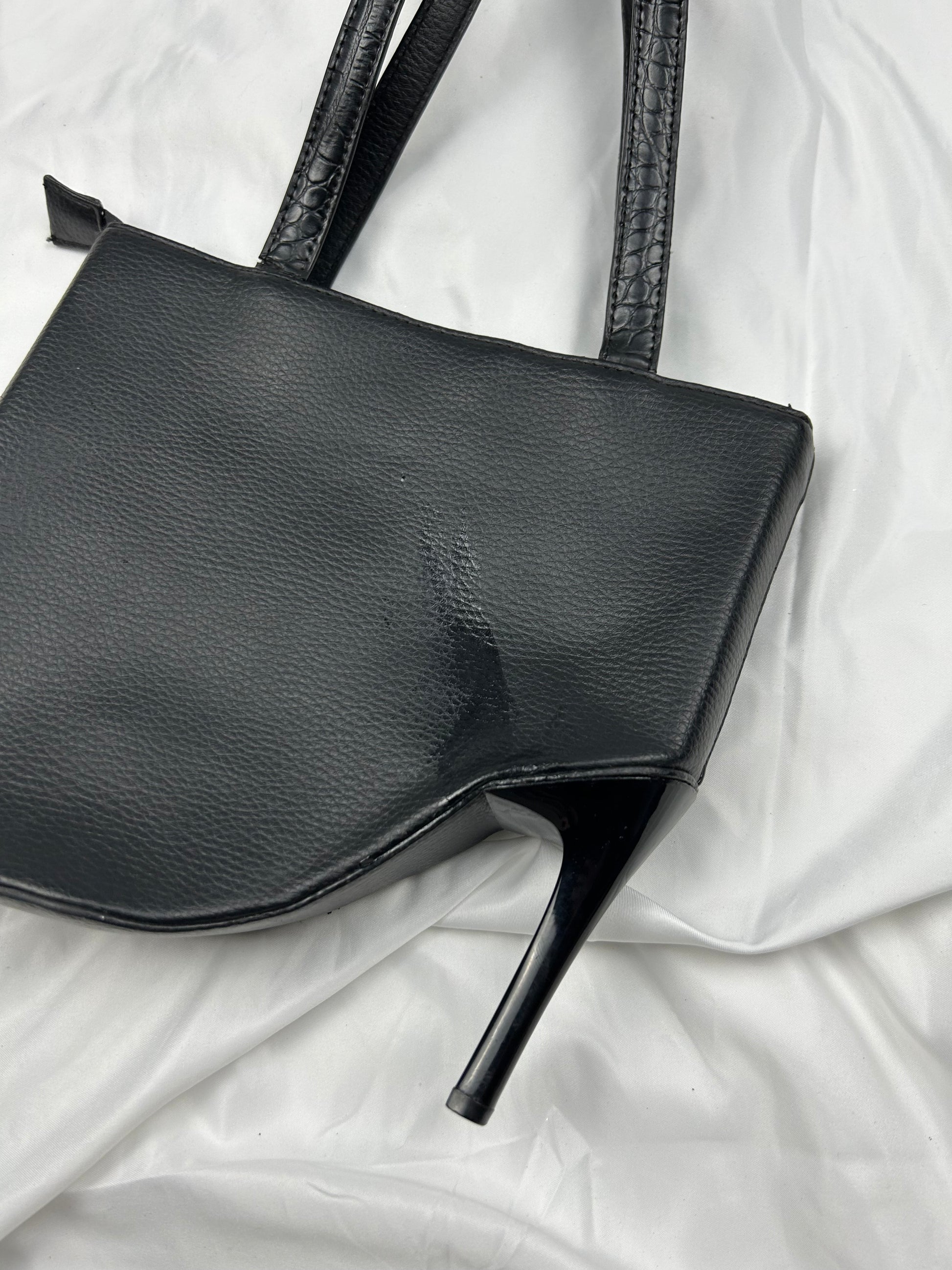 Black heel boots besace shoulder bag