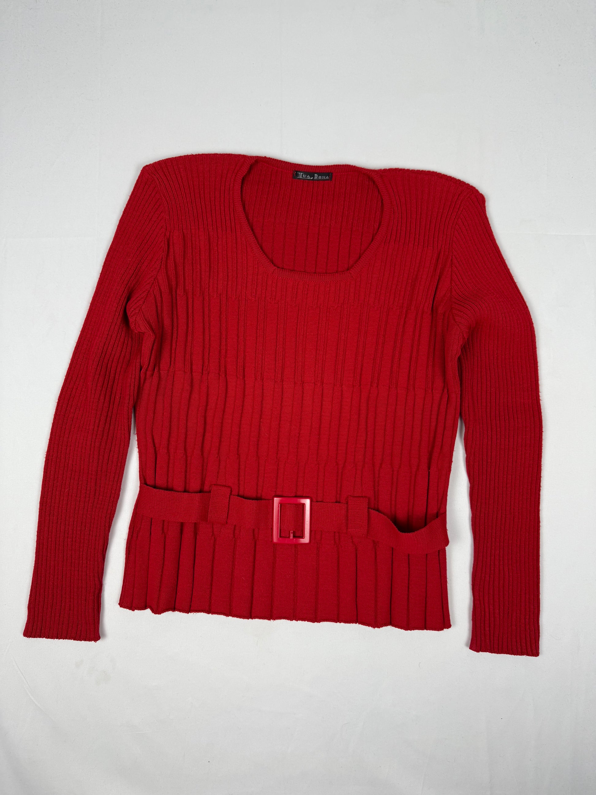 Red ribbed jumper with belt (L)