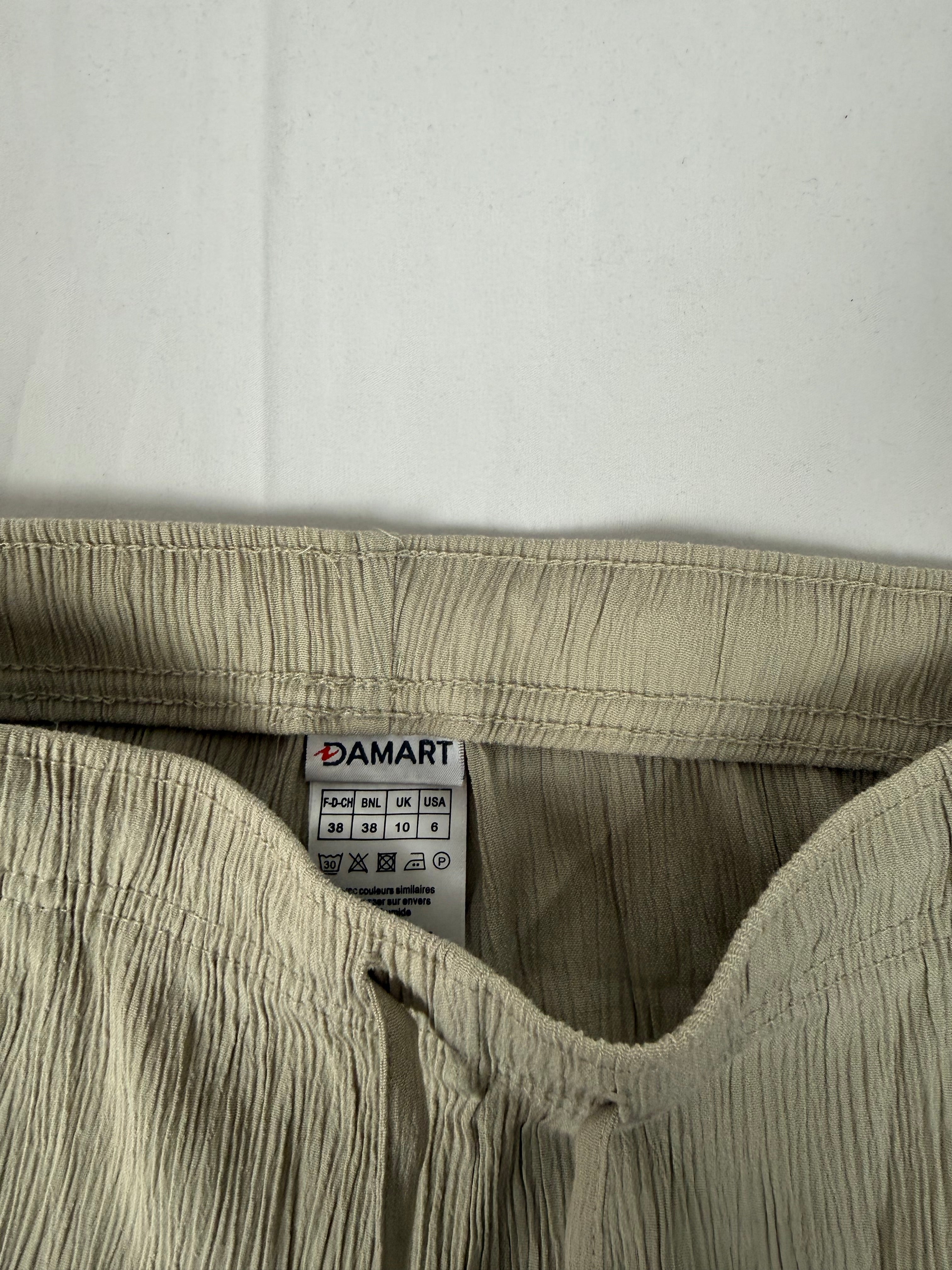 Beige low rise capri pants (M)