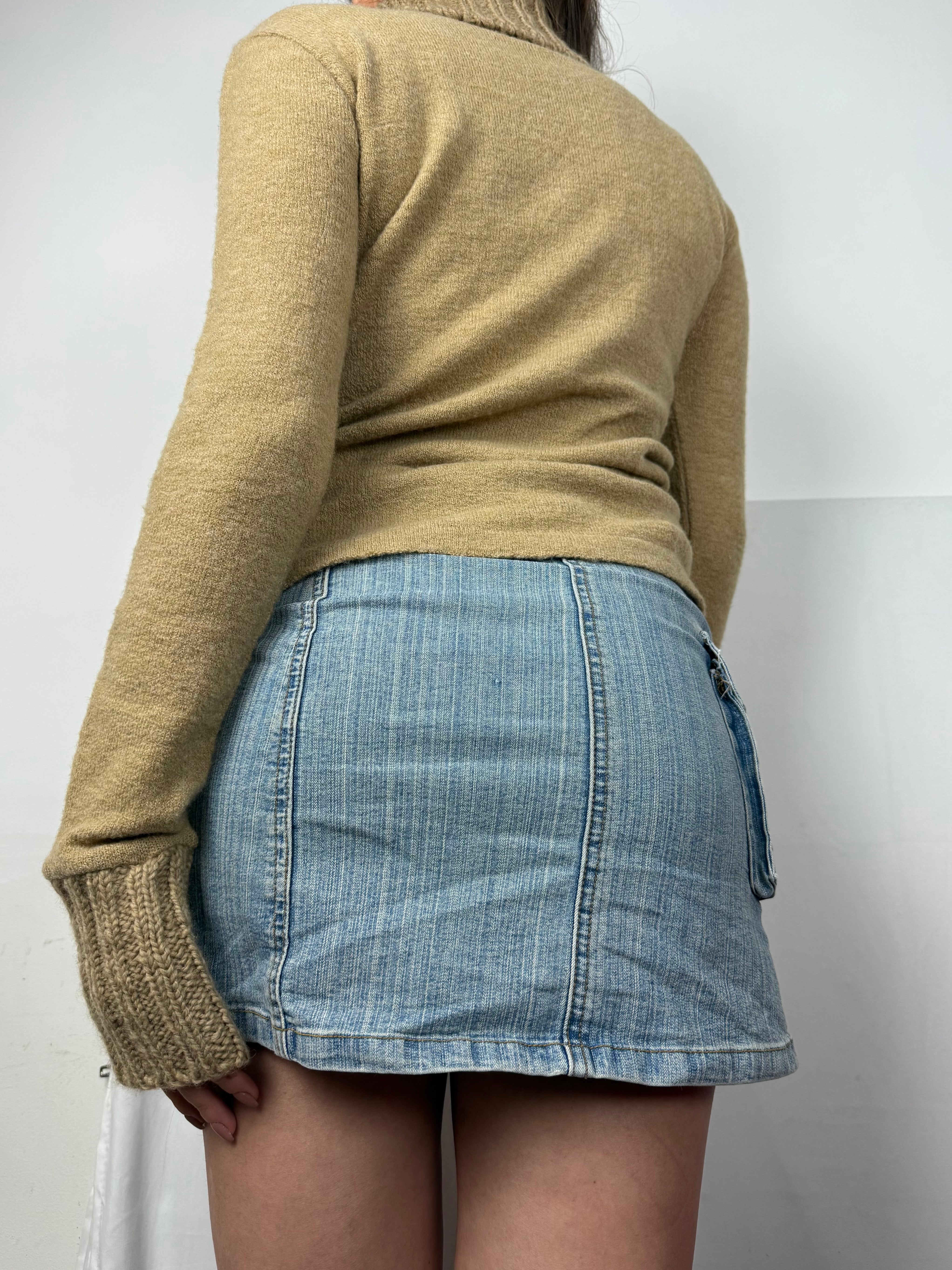 Beige turtleneck wool jumper (S/M)