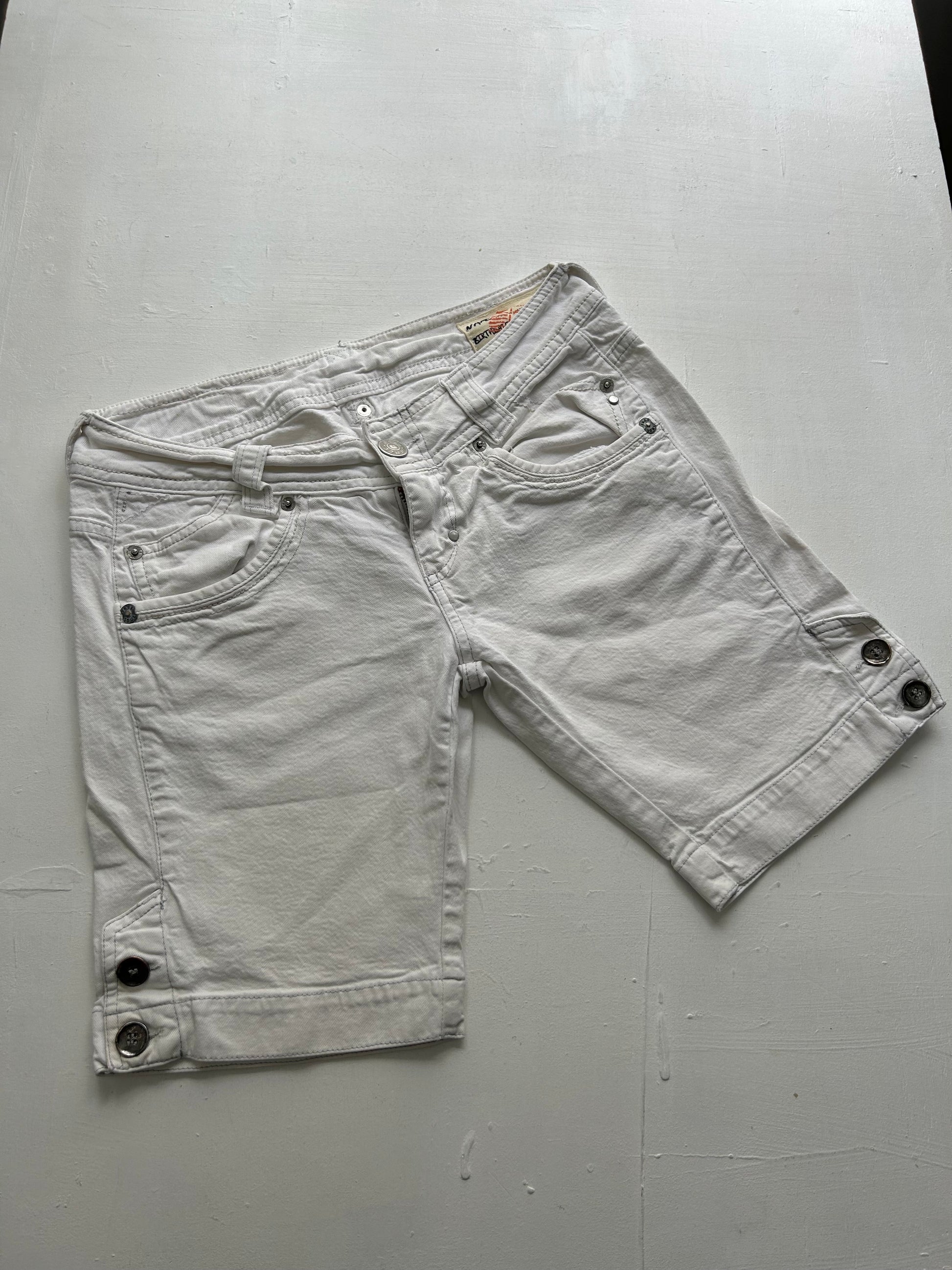 White denim low rise mid short jorts (XS)