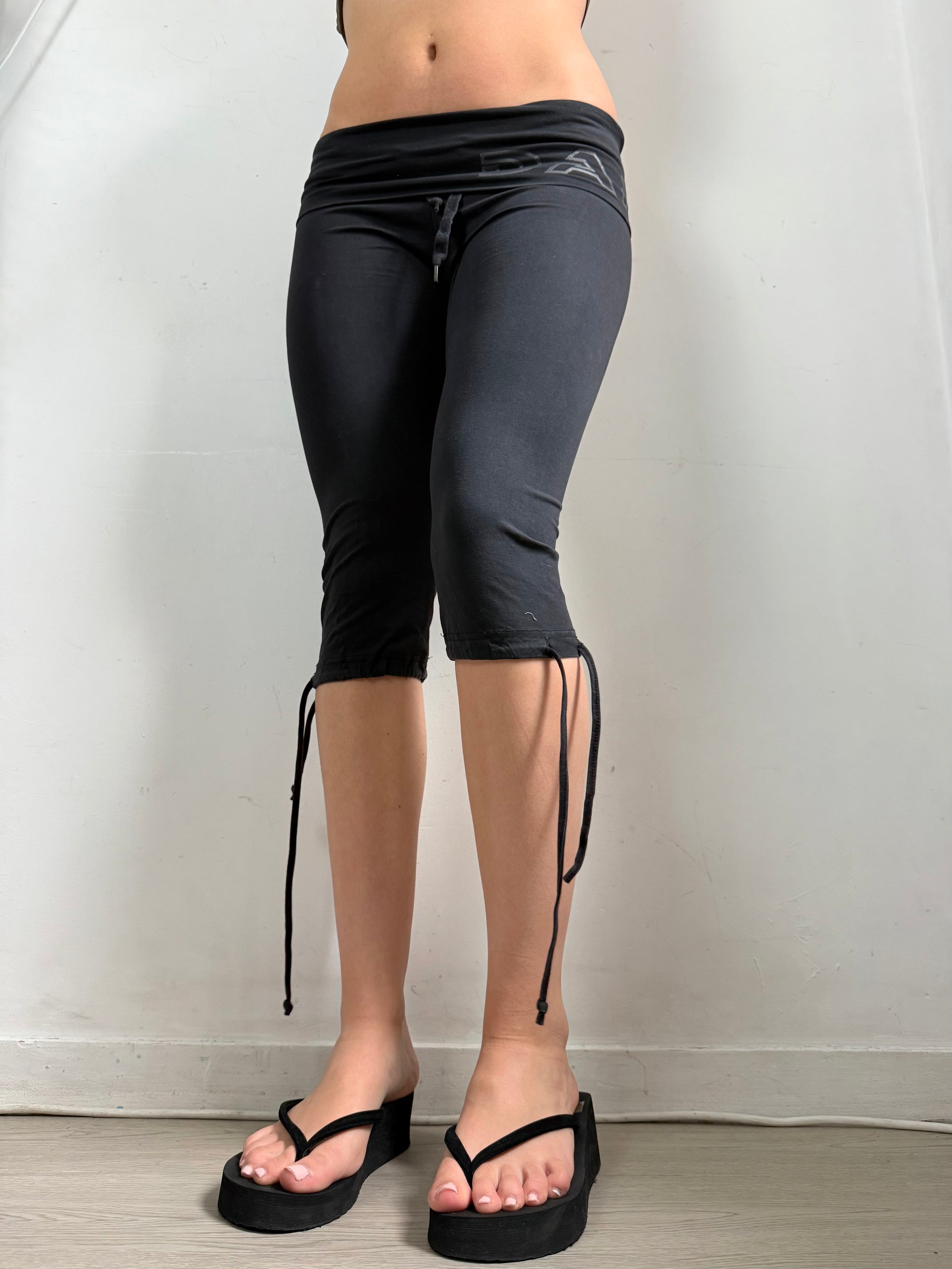 Black activewear low rise capri pants (XS)