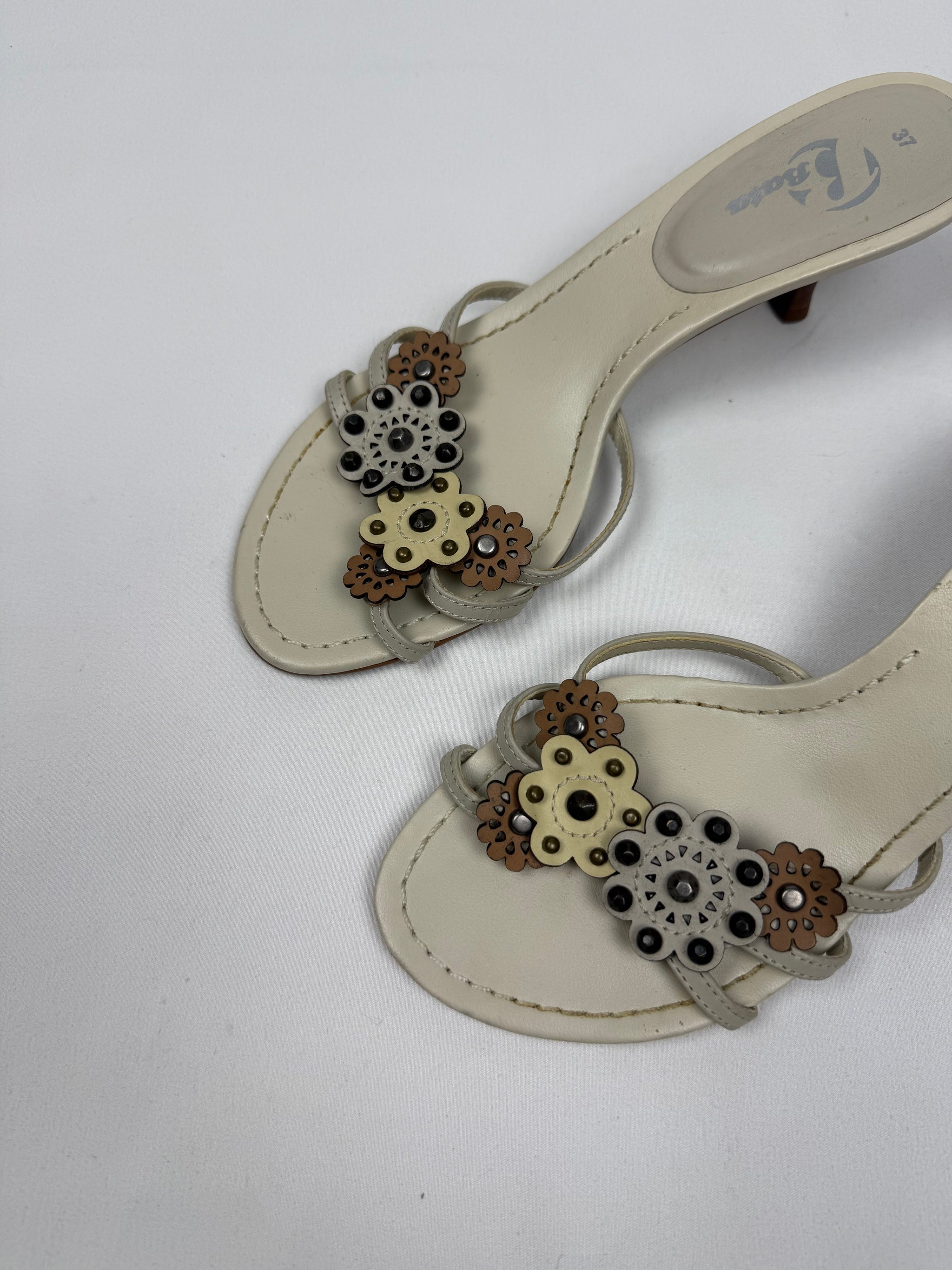 Beige real leather floral kitten heels mules (37)