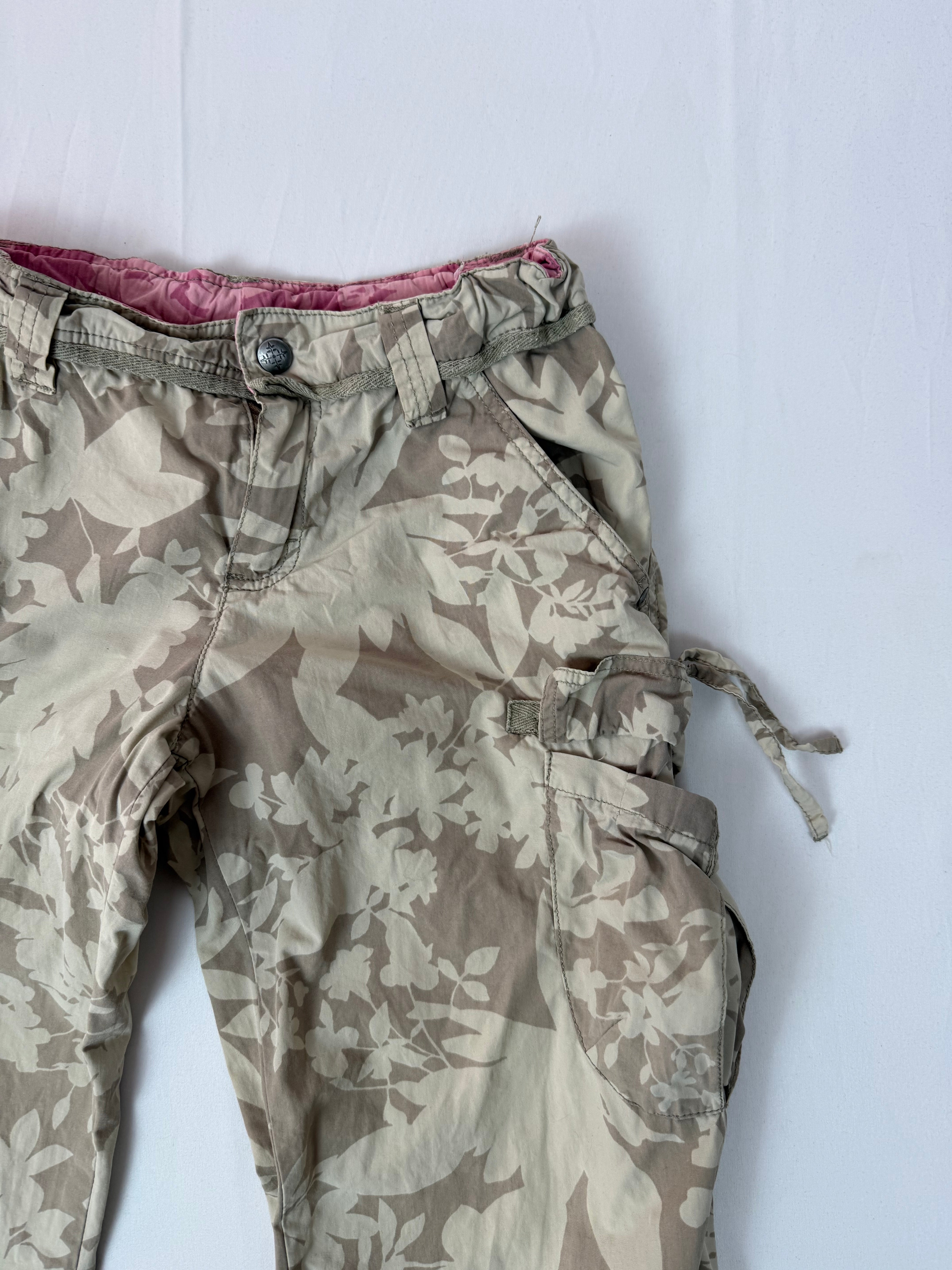 Khaki camo print low rise capri pants (XS)