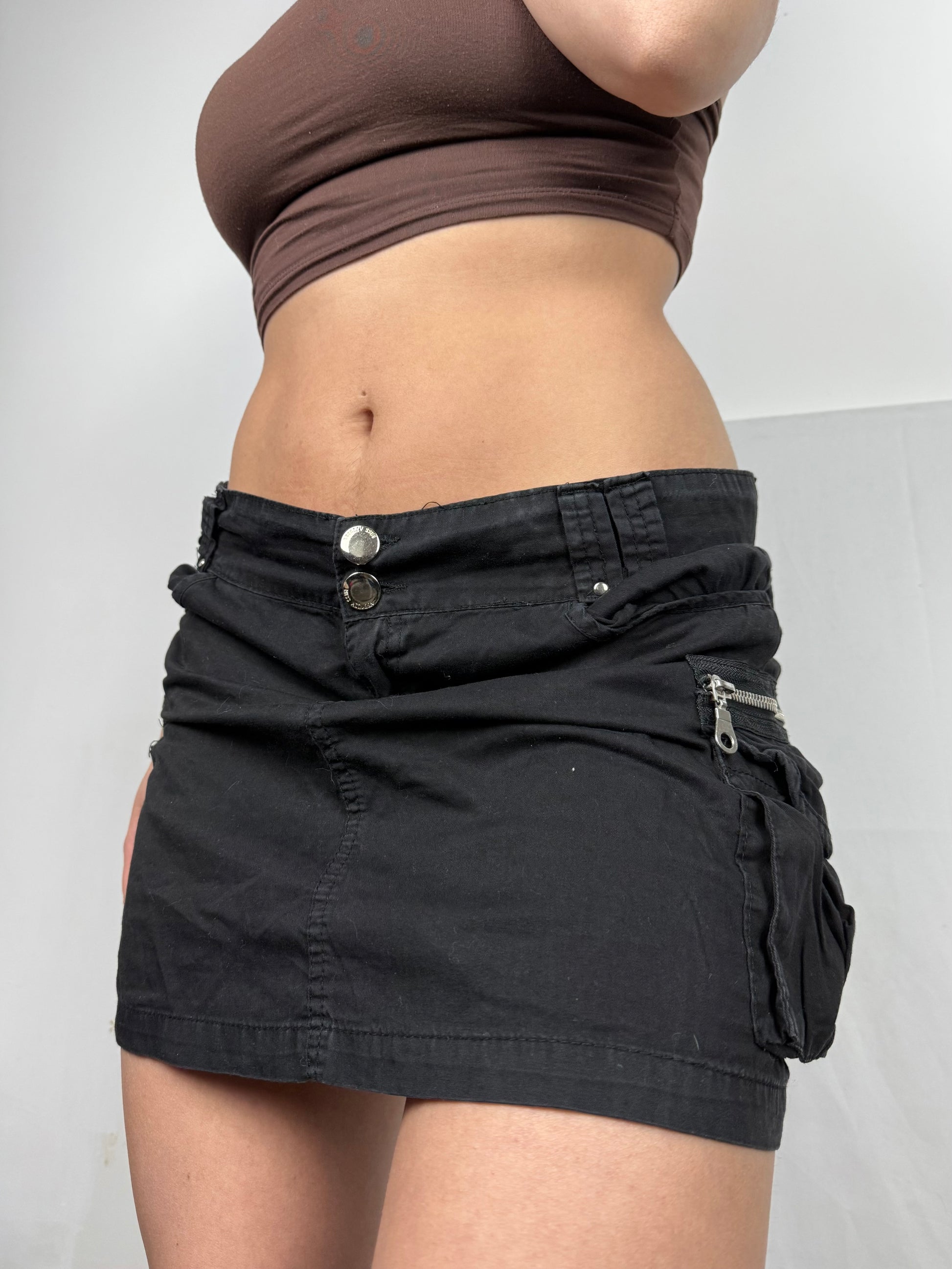 Black cargo cotton low rise mini skirt (M/L)