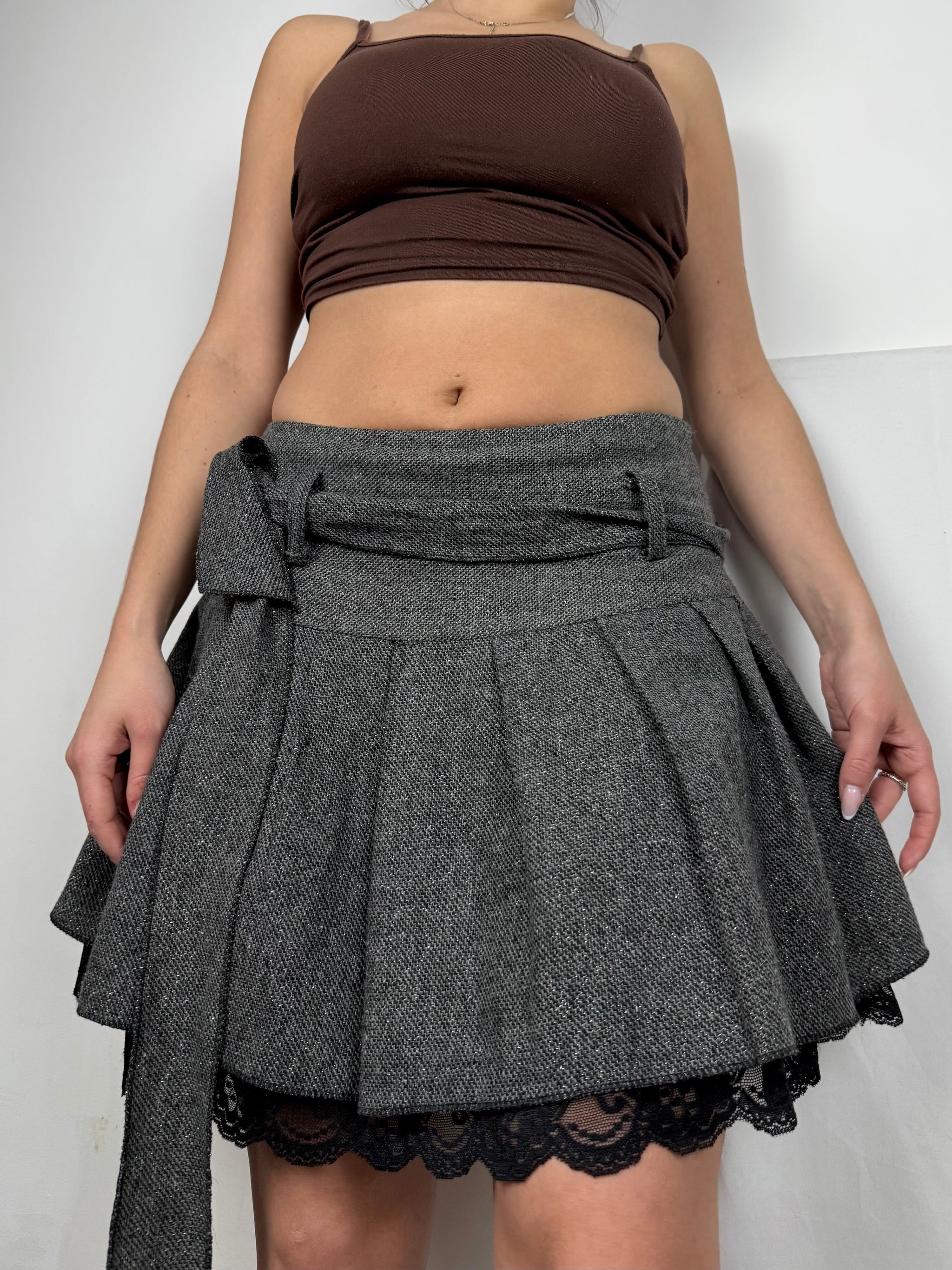 Grey low rise mini pleated skirt (M)