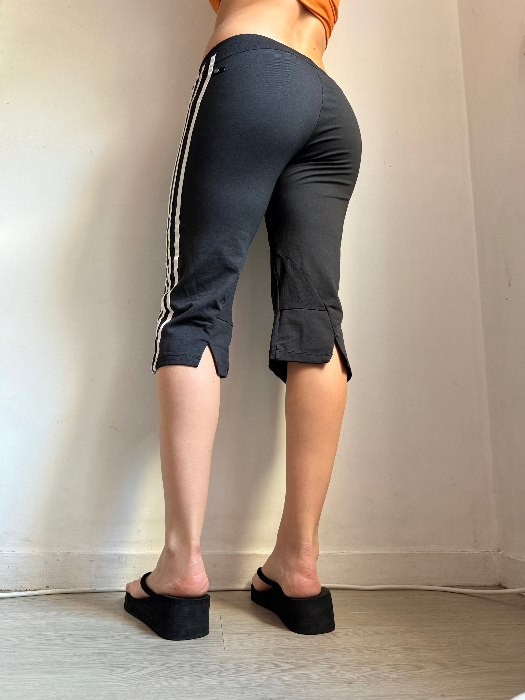 Black stretchy capri pants (L)