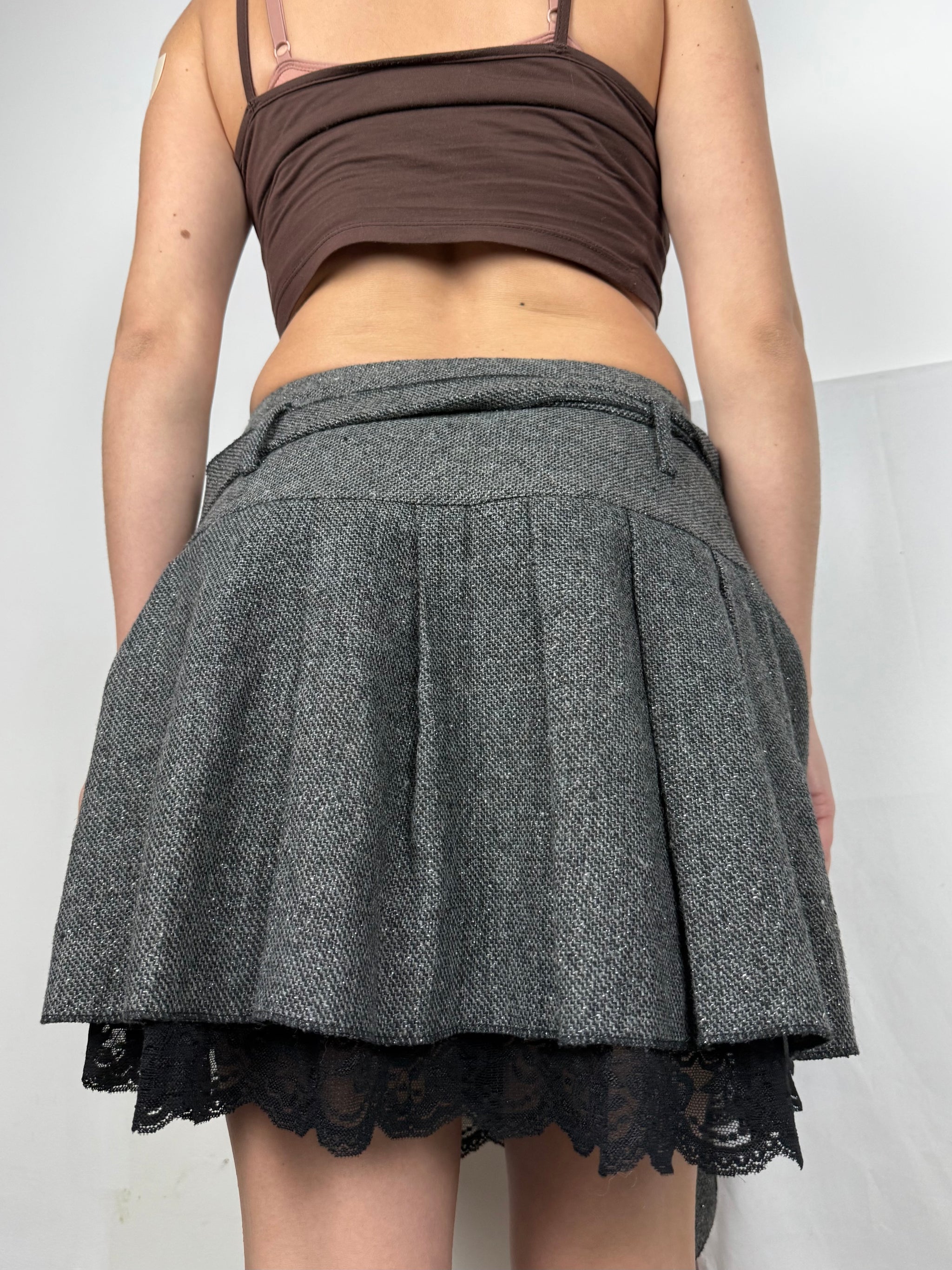 Grey low rise mini pleated skirt (M)