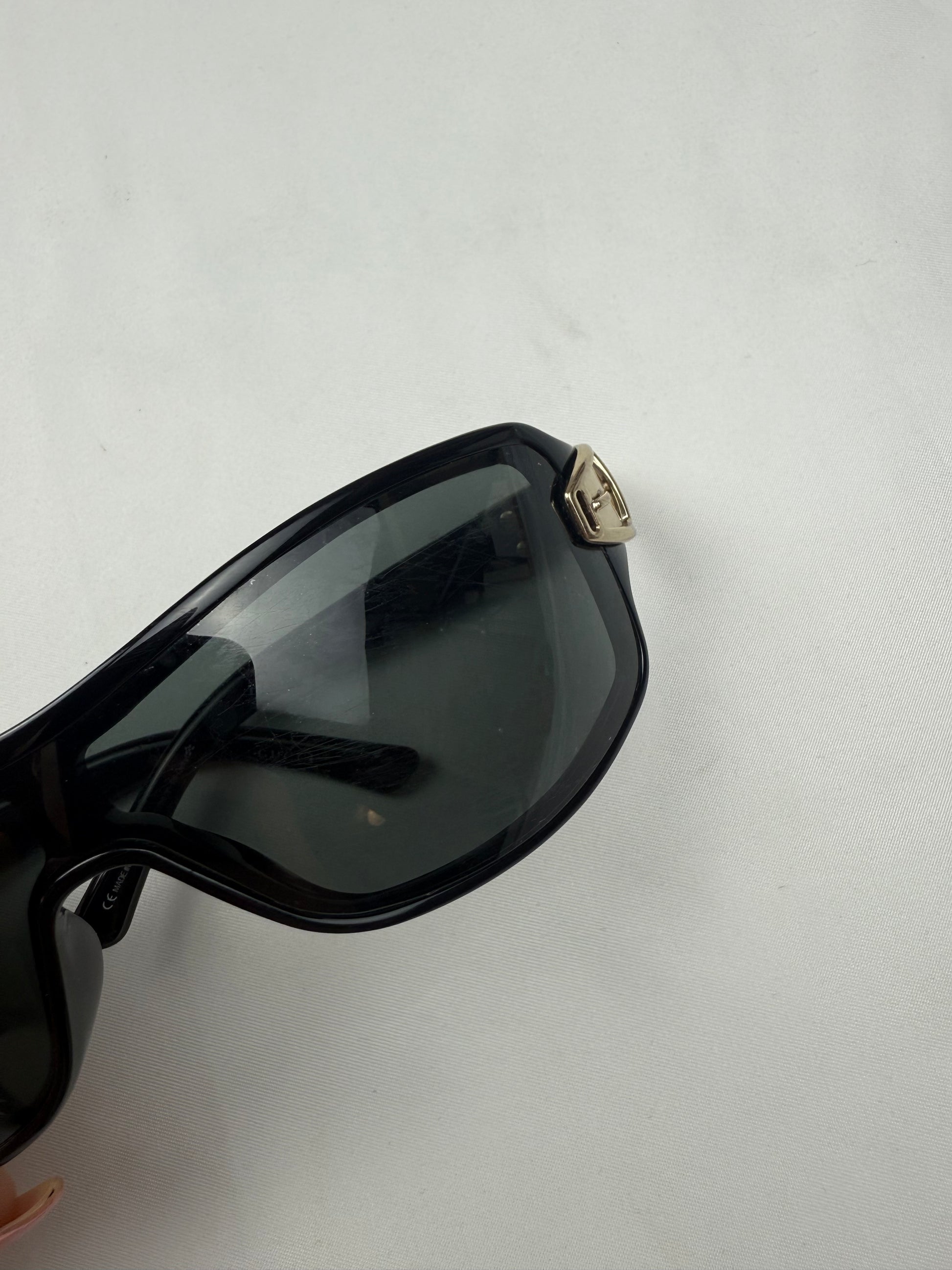 Black buckle belt detail sunglasses