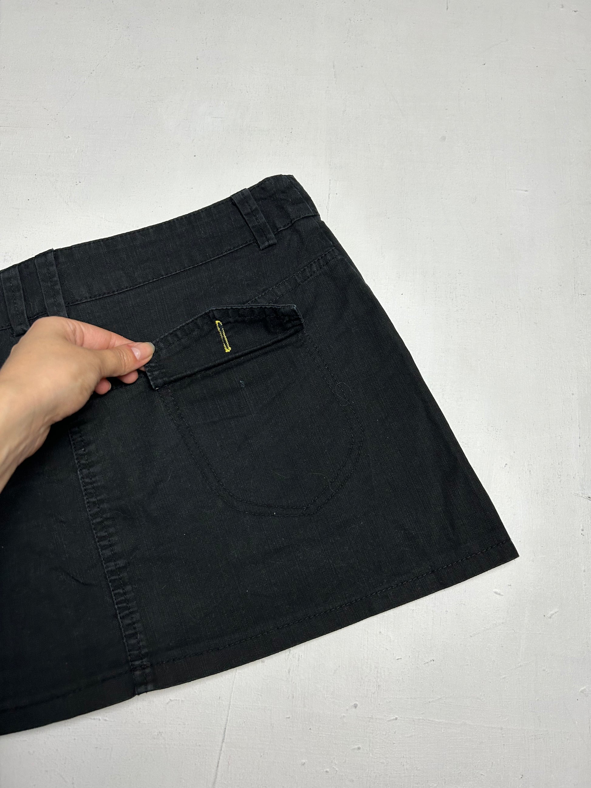 Black cotton  denim low rise cargo mini skirt (M)