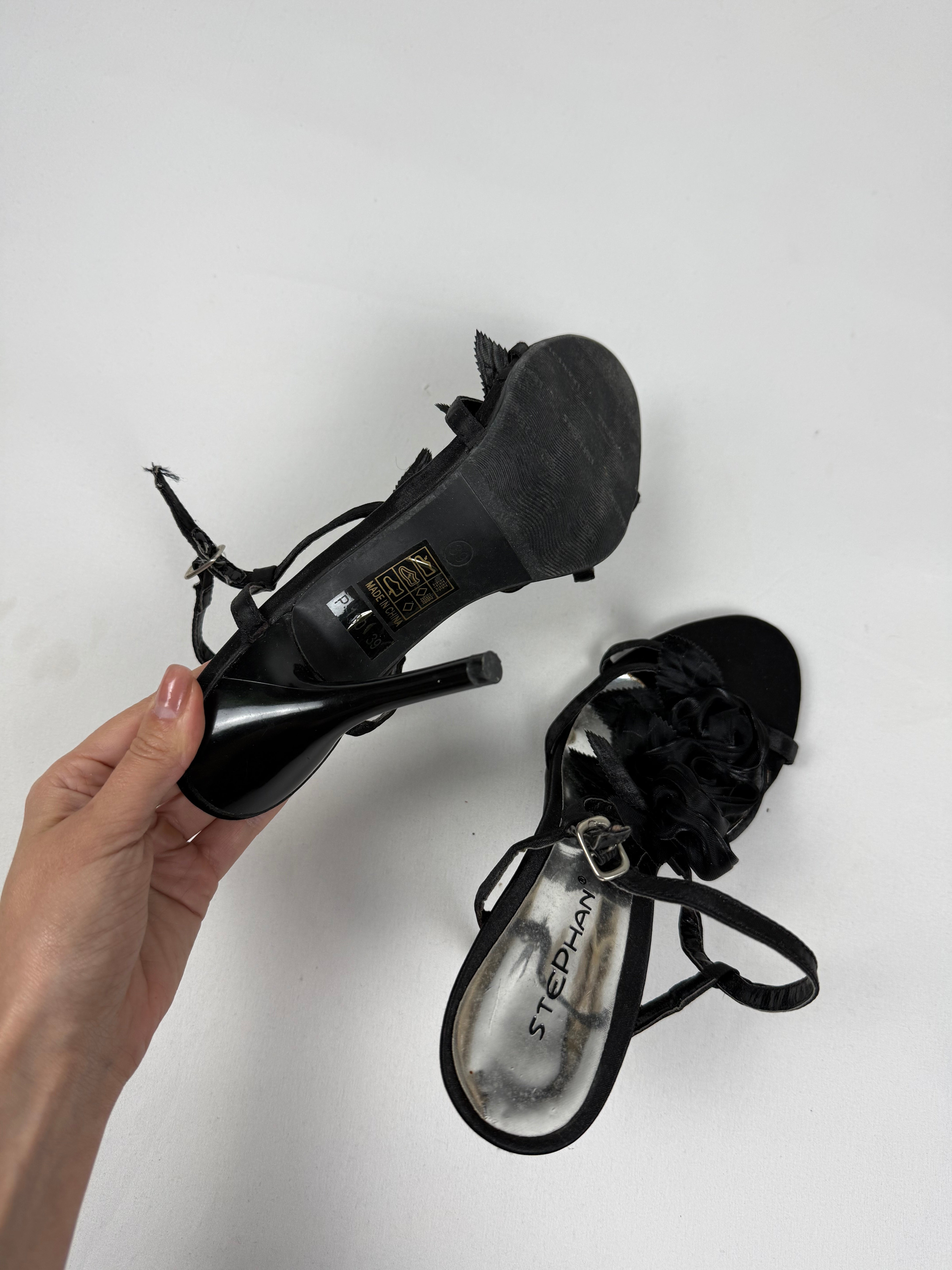 Black flower appliquée heels (39)