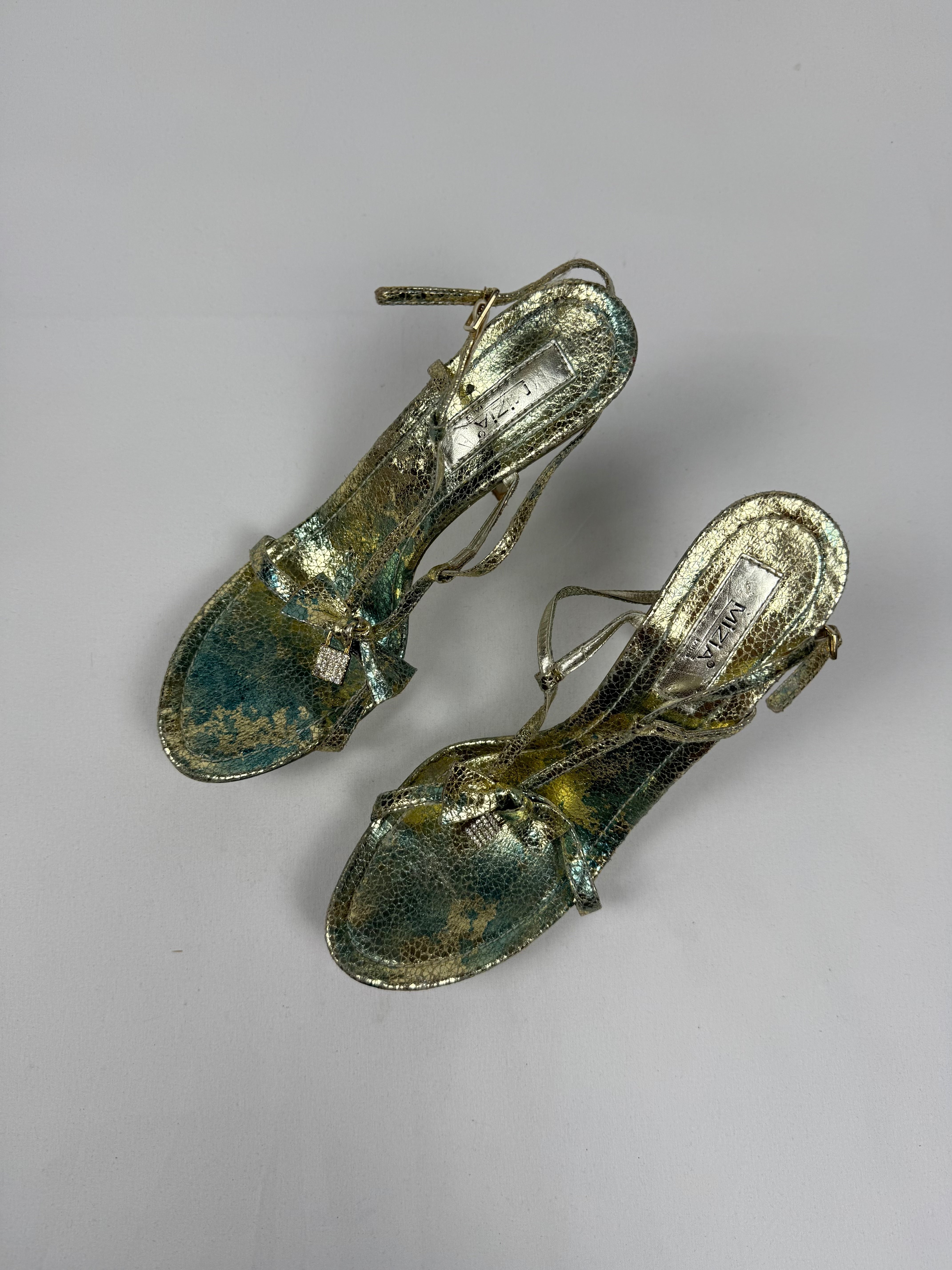 Gold padlock heels (39)