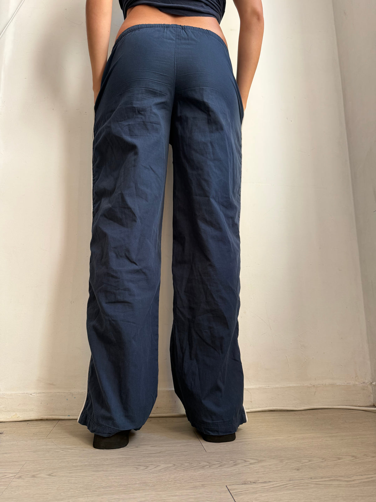 Navy low rise baggy pants (M)