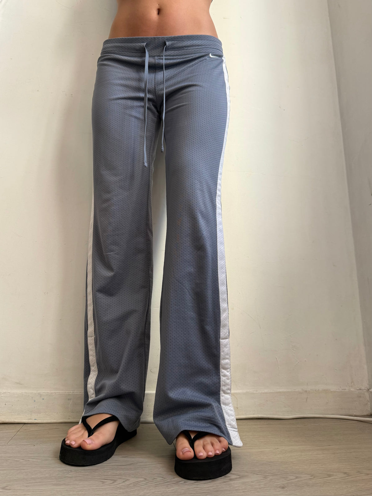 Grey low rise activewear pants (M)