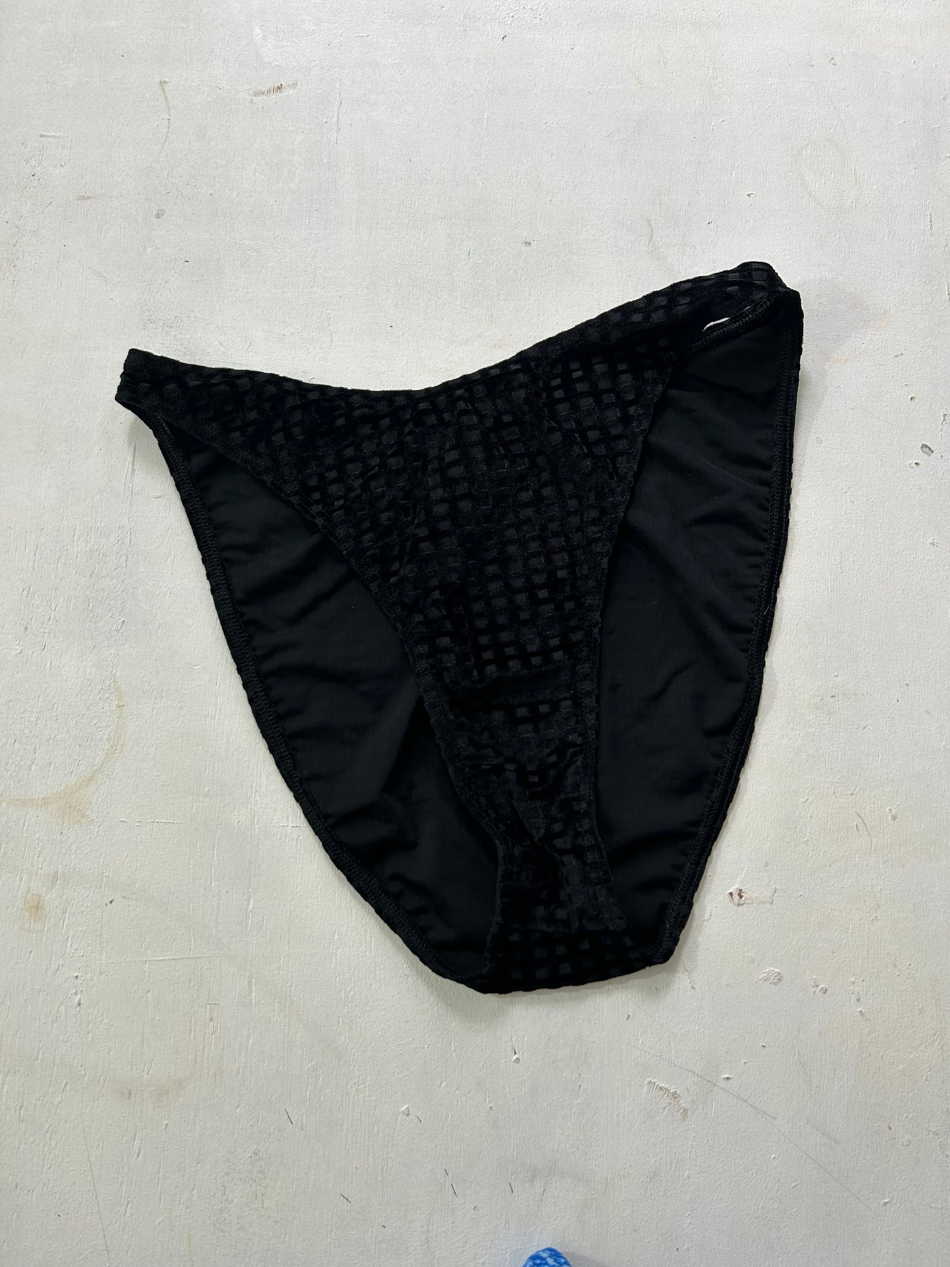 90s high waisted black velvet bikini bottom (M/L)