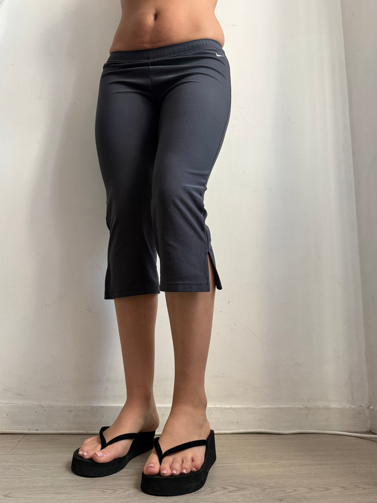Grey low rise capri pants (S)