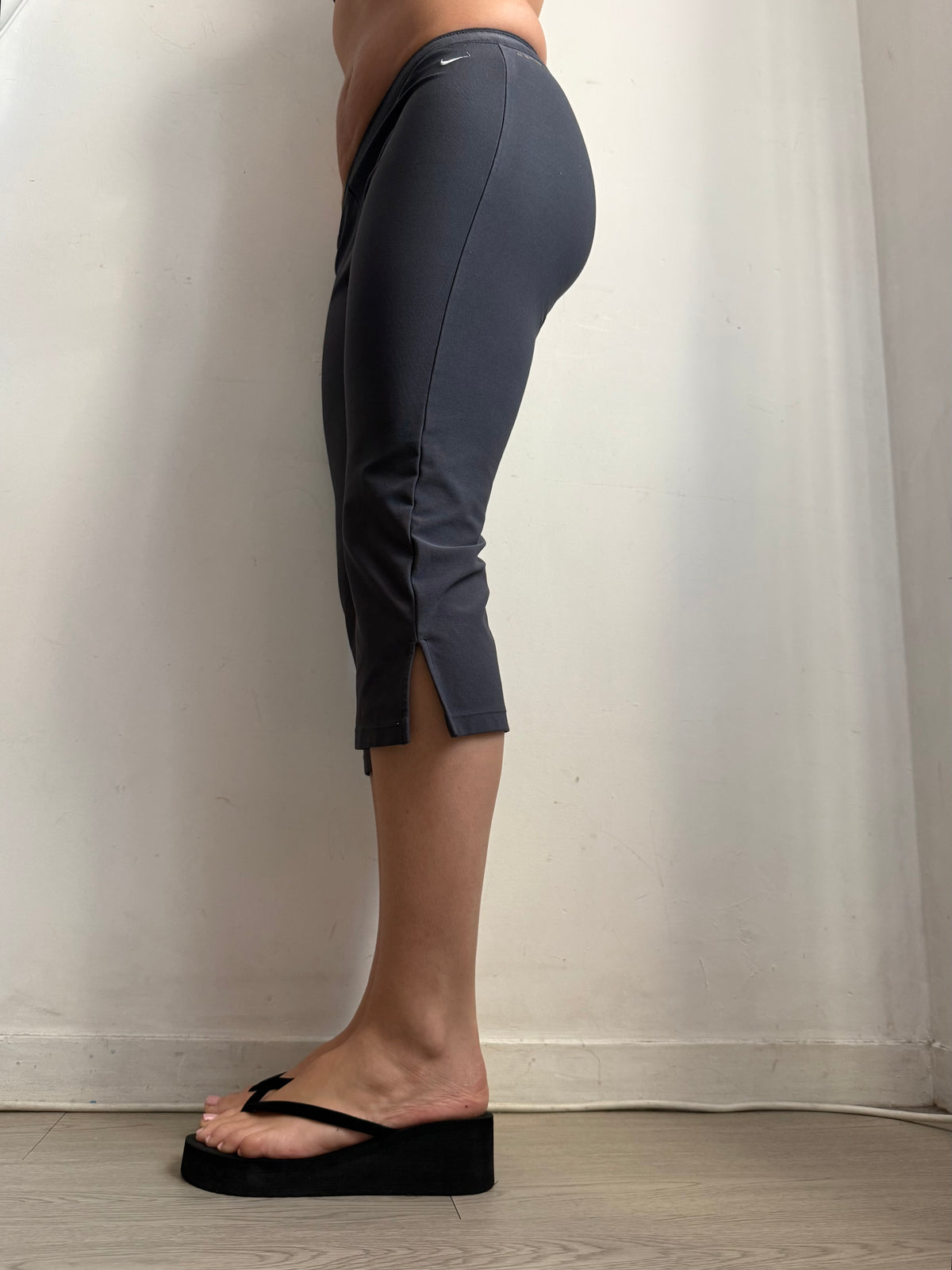 Grey low rise capri pants (S)