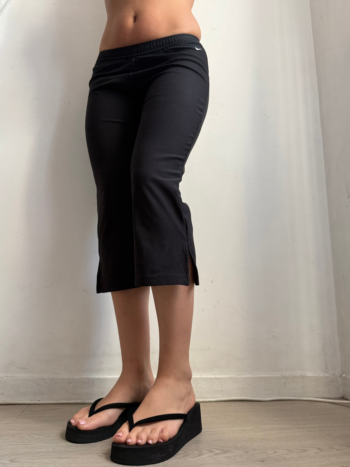 Black low rise capri pants (S)