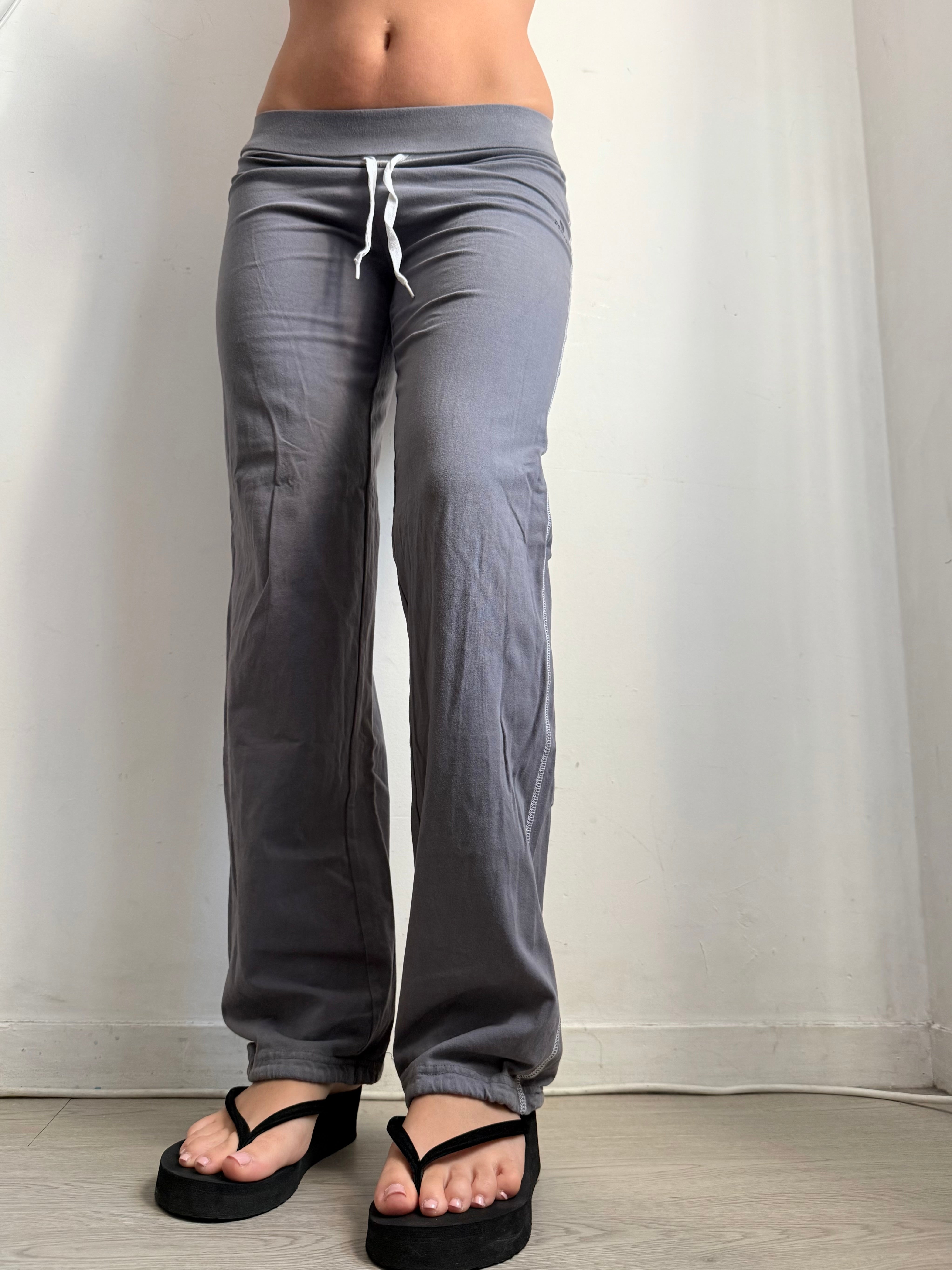 Grey low rise activewear flare pants (M)