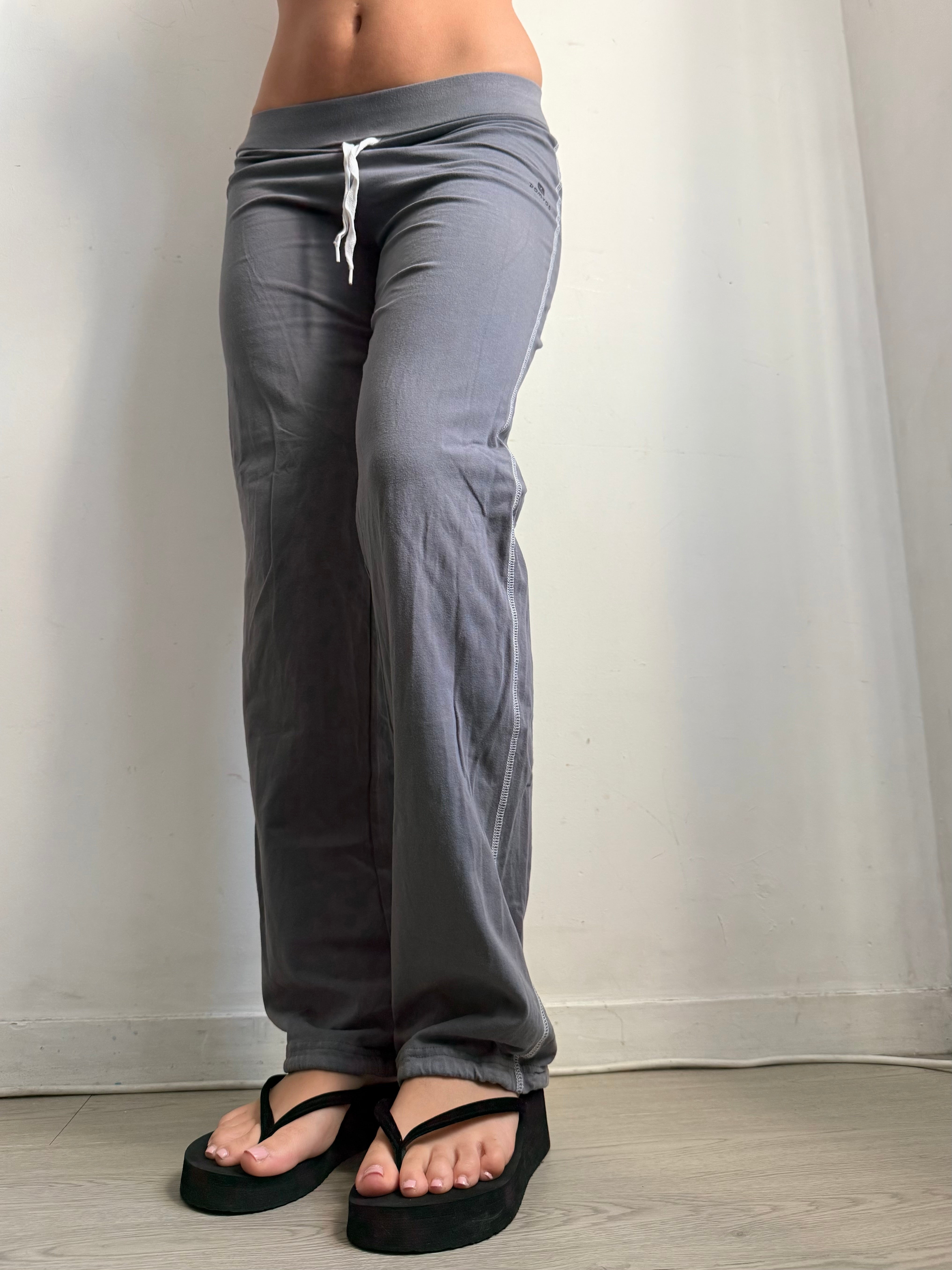 Grey low rise activewear flare pants (M)