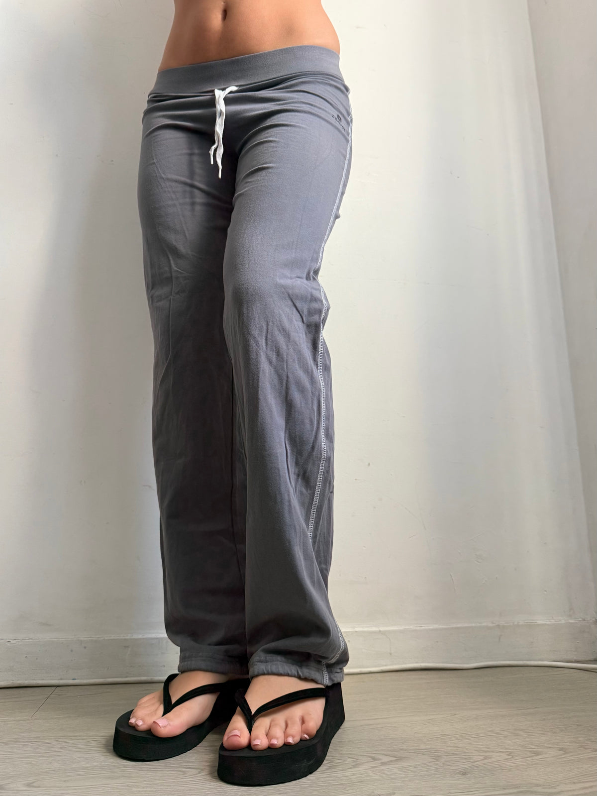 Grey low rise activewear flare pants (M)