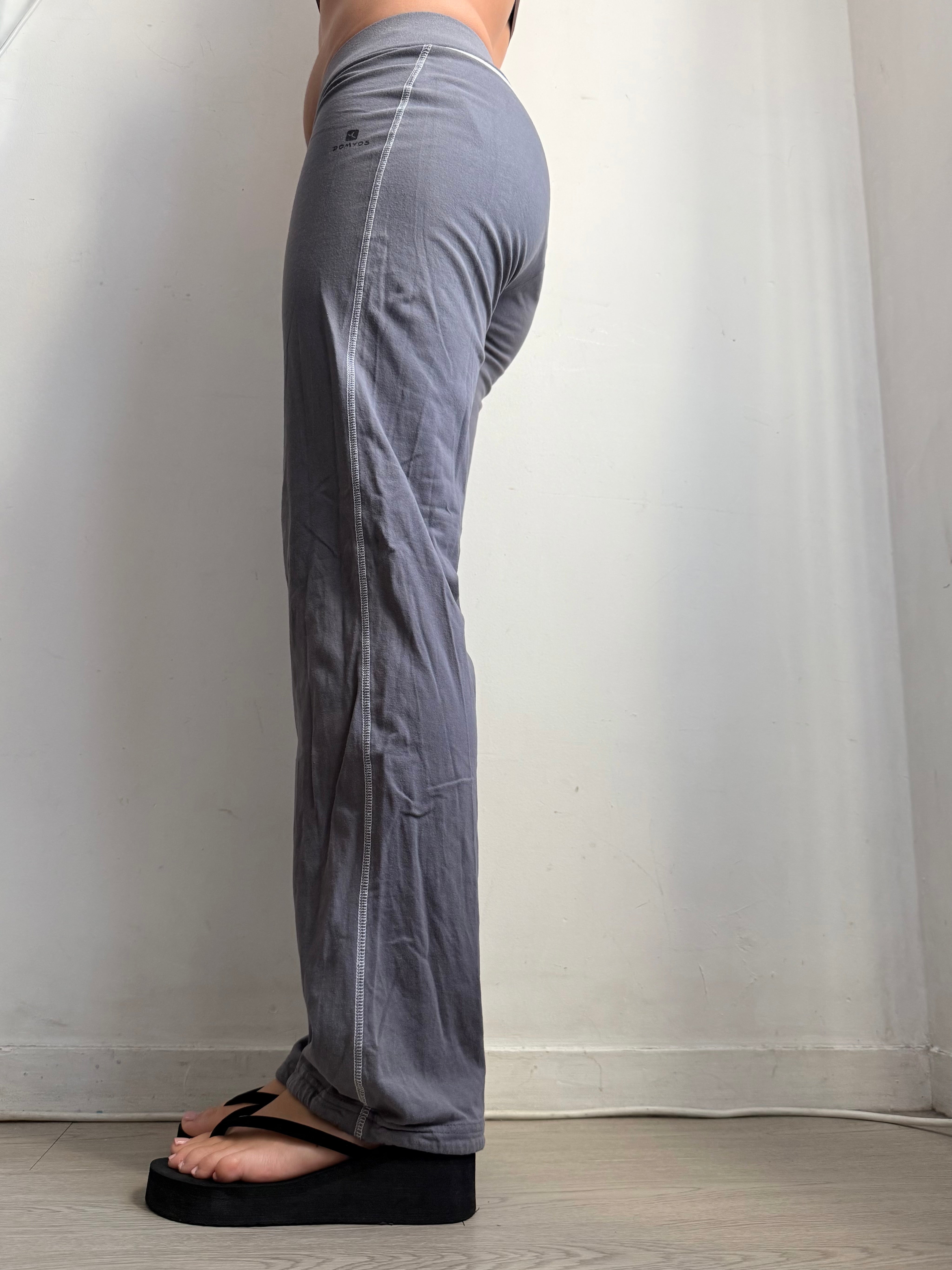 Grey low rise activewear flare pants (M)