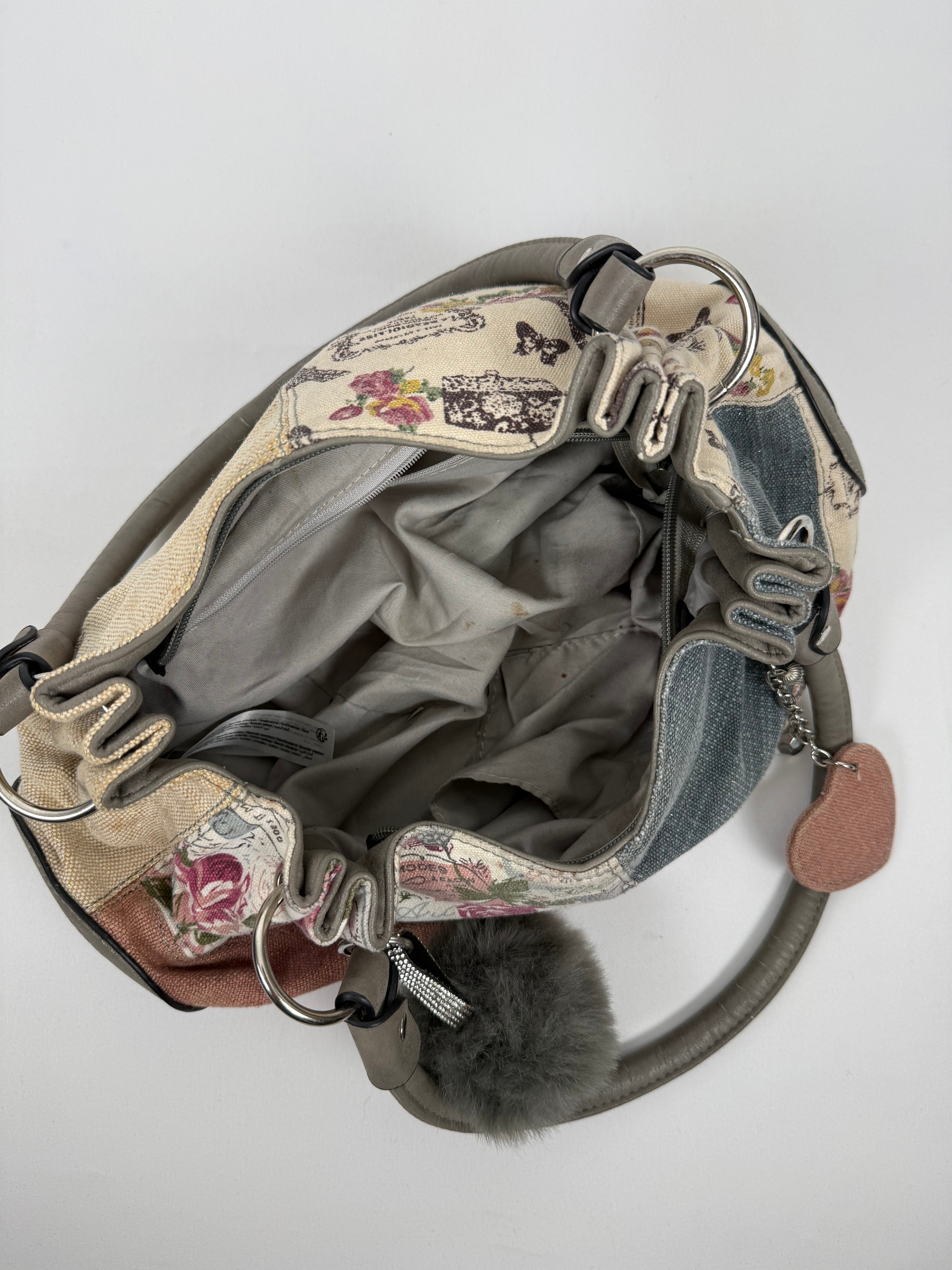 Sac à bandoulière gris avec breloques (20x38 cm)