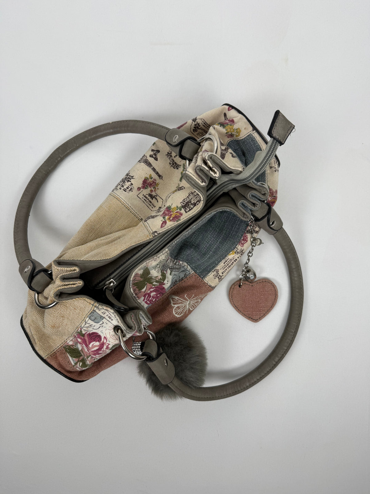 Sac à bandoulière gris avec breloques (20x38 cm)