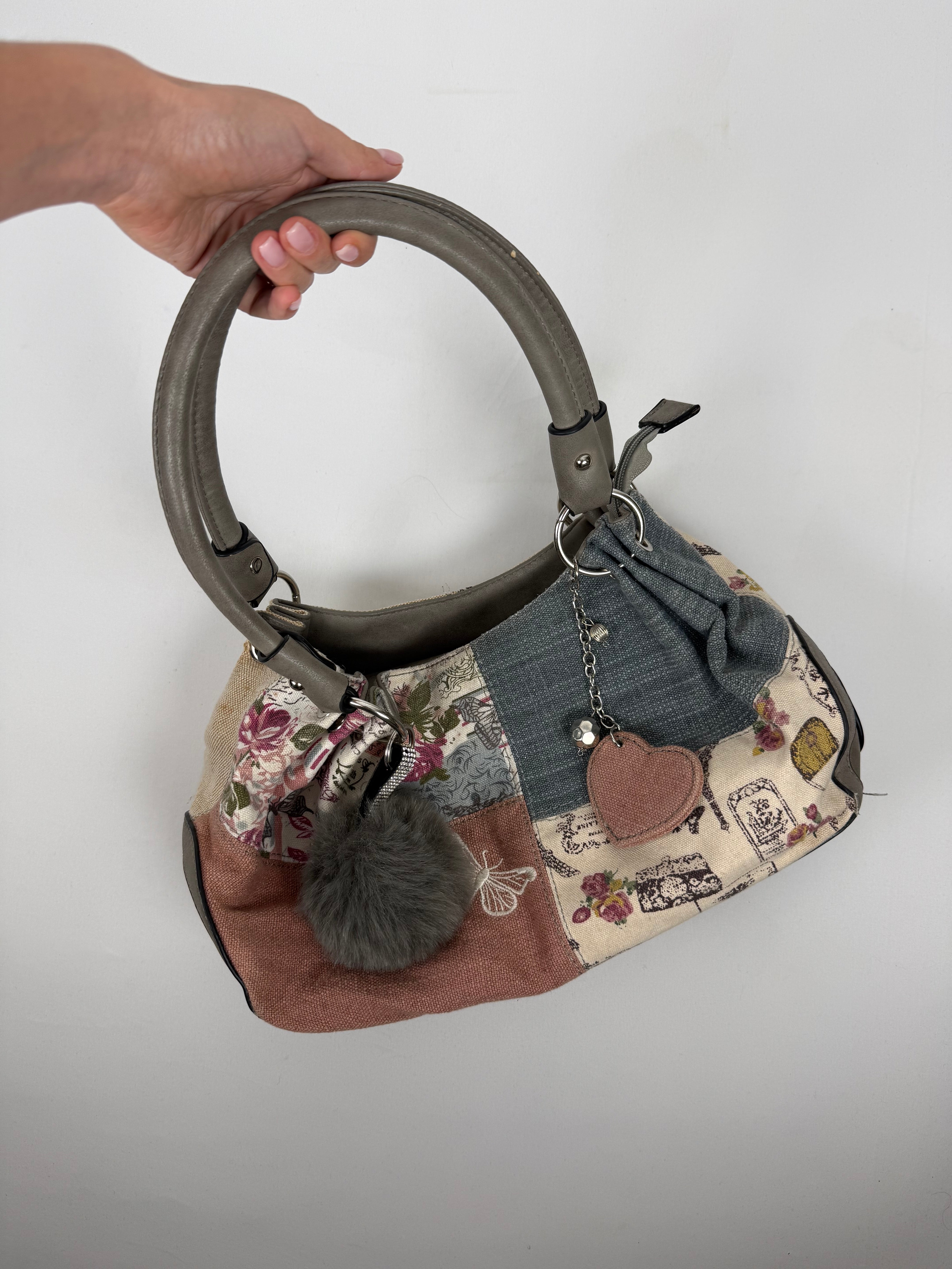 Sac à bandoulière gris avec breloques (20x38 cm)