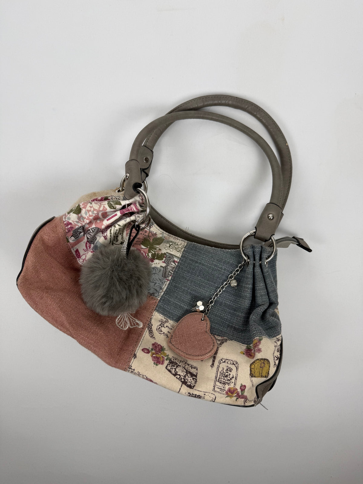 Sac à bandoulière gris avec breloques (20x38 cm)