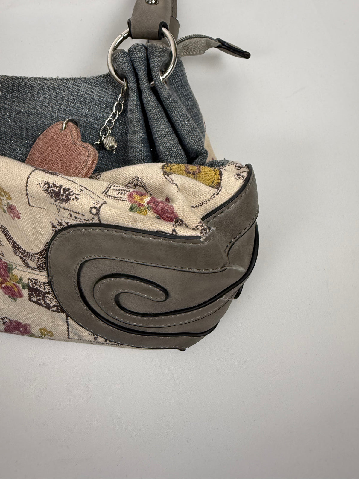 Sac à bandoulière gris avec breloques (20x38 cm)