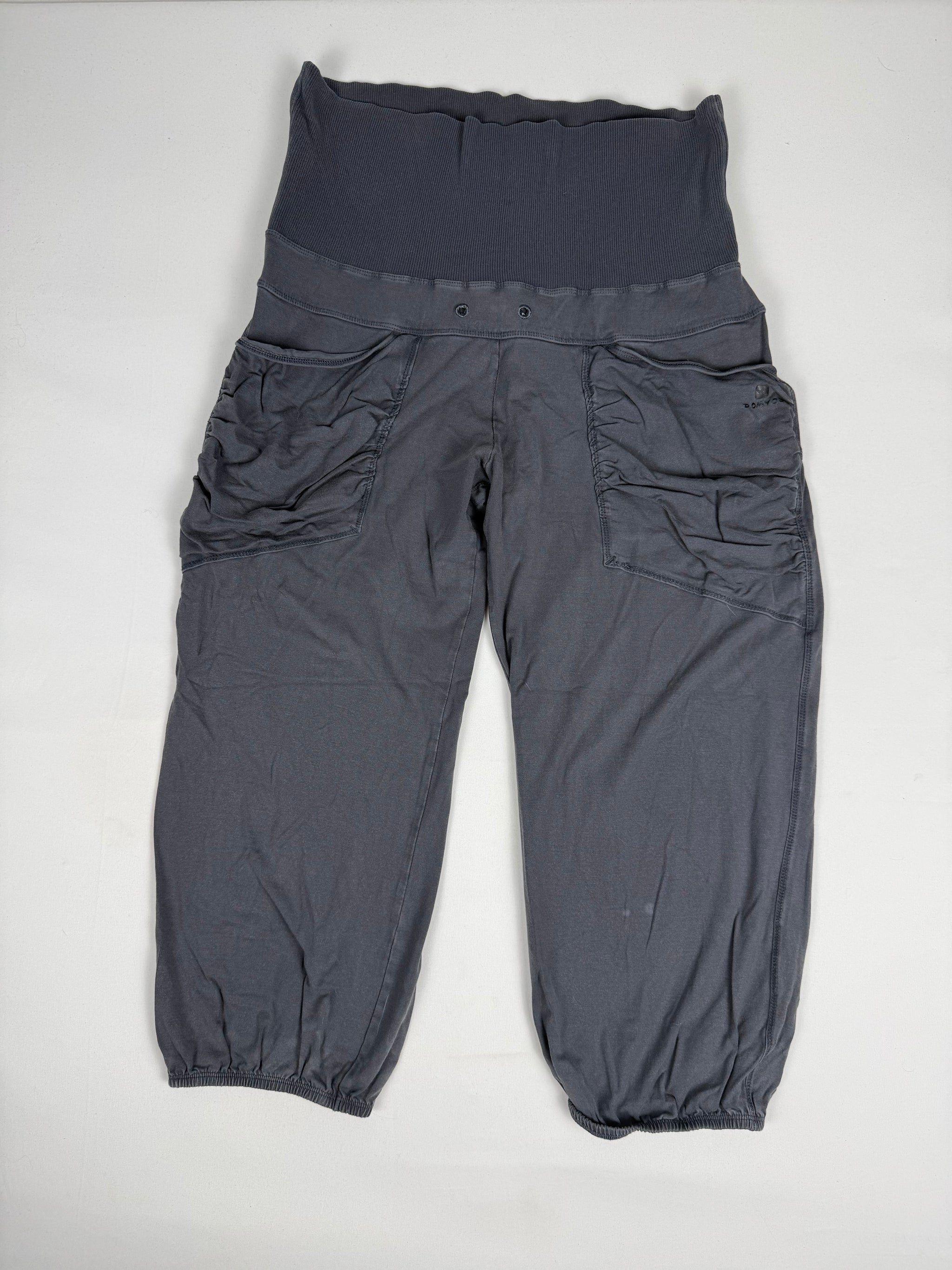 Grey activewear capri pants (L)