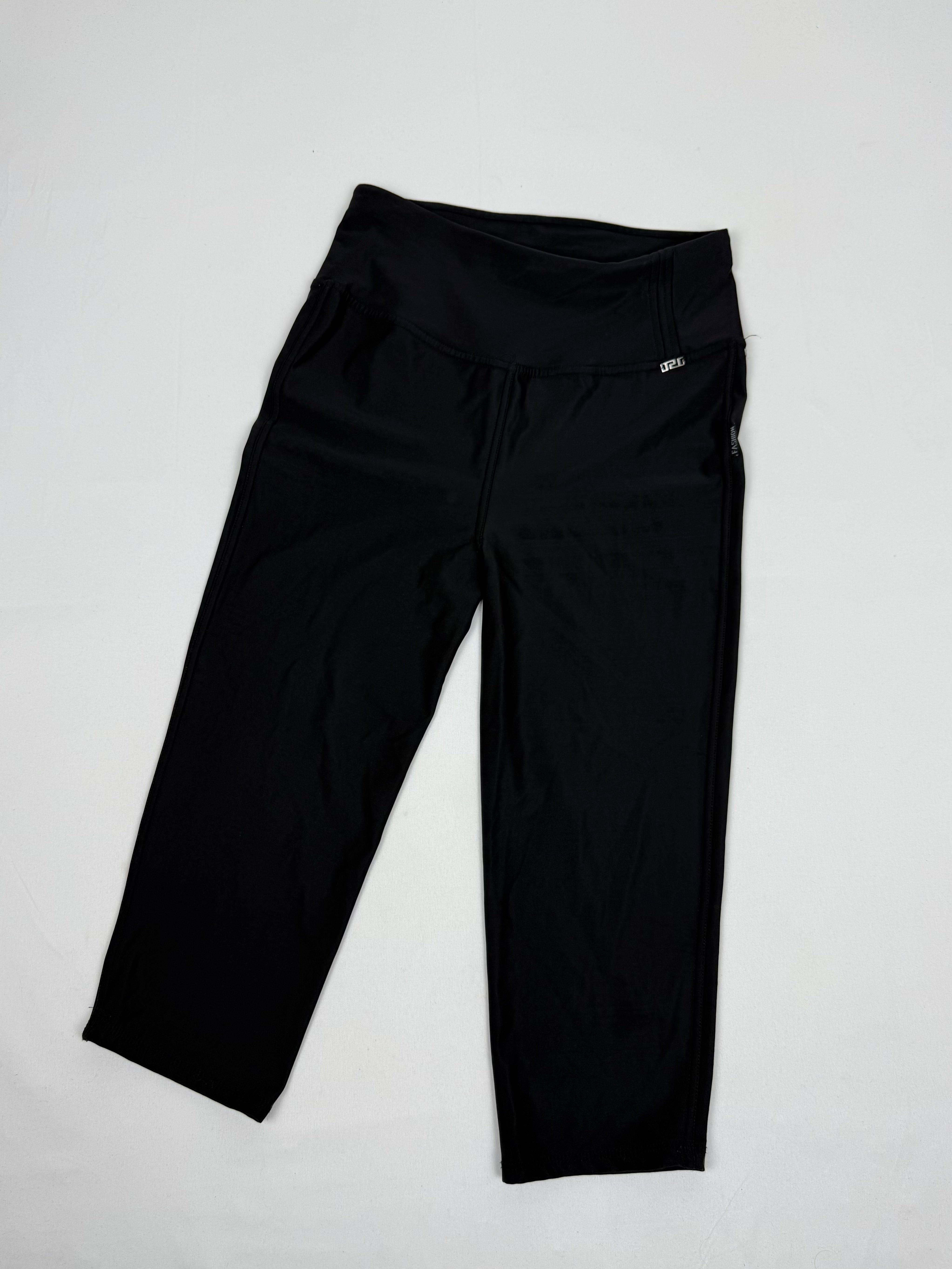 Black stretchy activewear low rise capri pants (S)