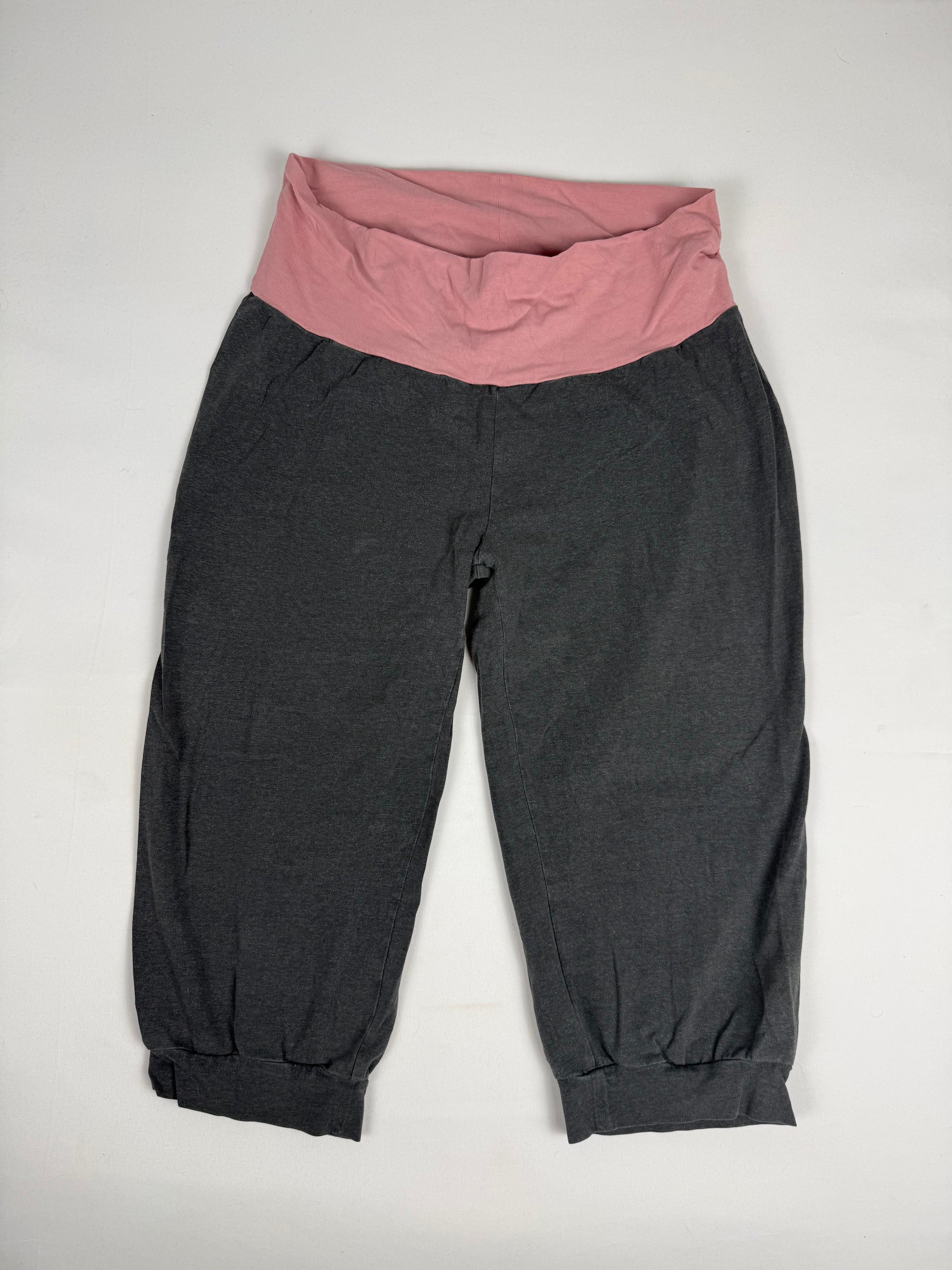Grey & pink activewear capri pants (L)