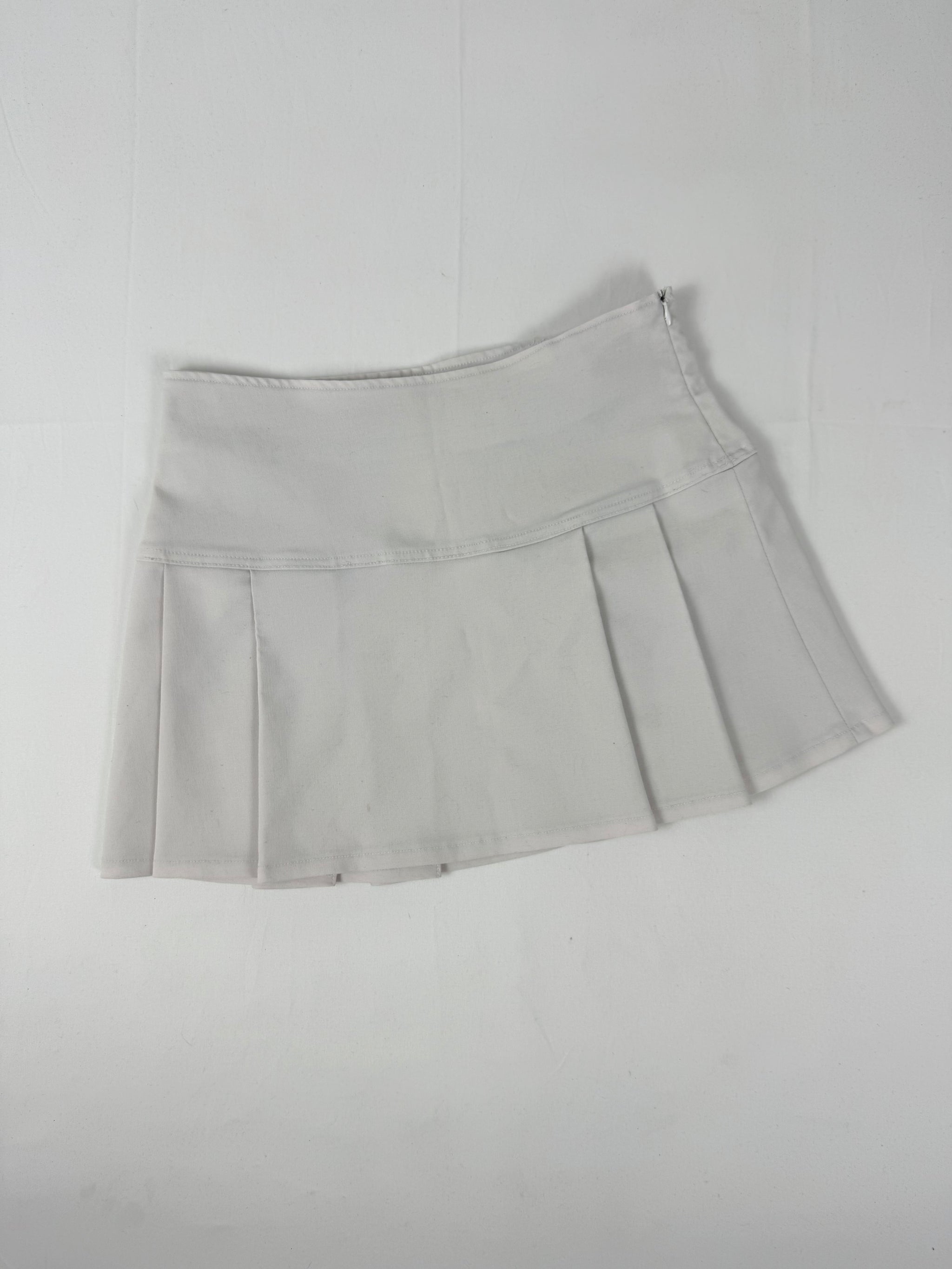 White pleated mini skirt (S/M)