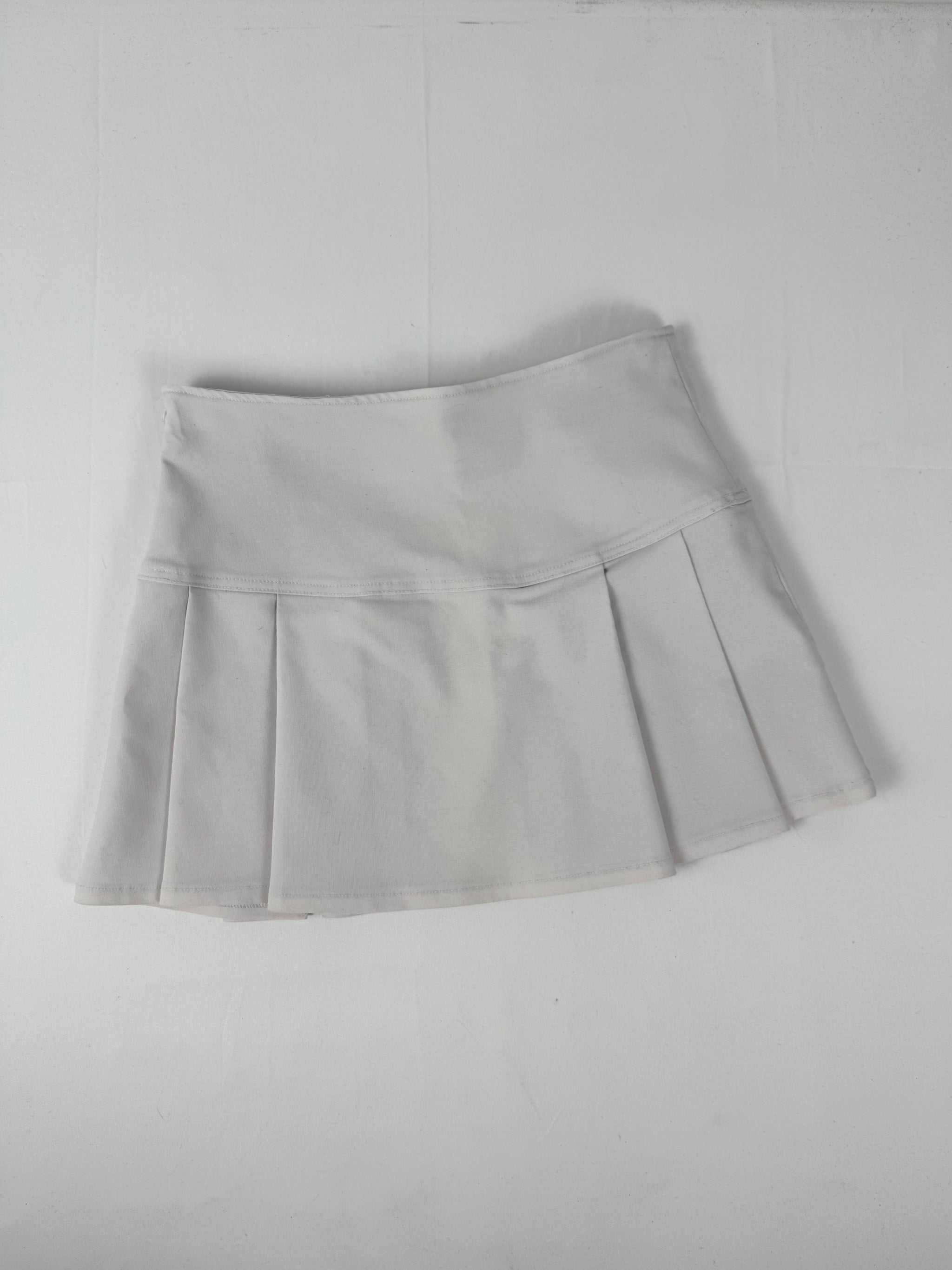 White pleated mini skirt (S/M)