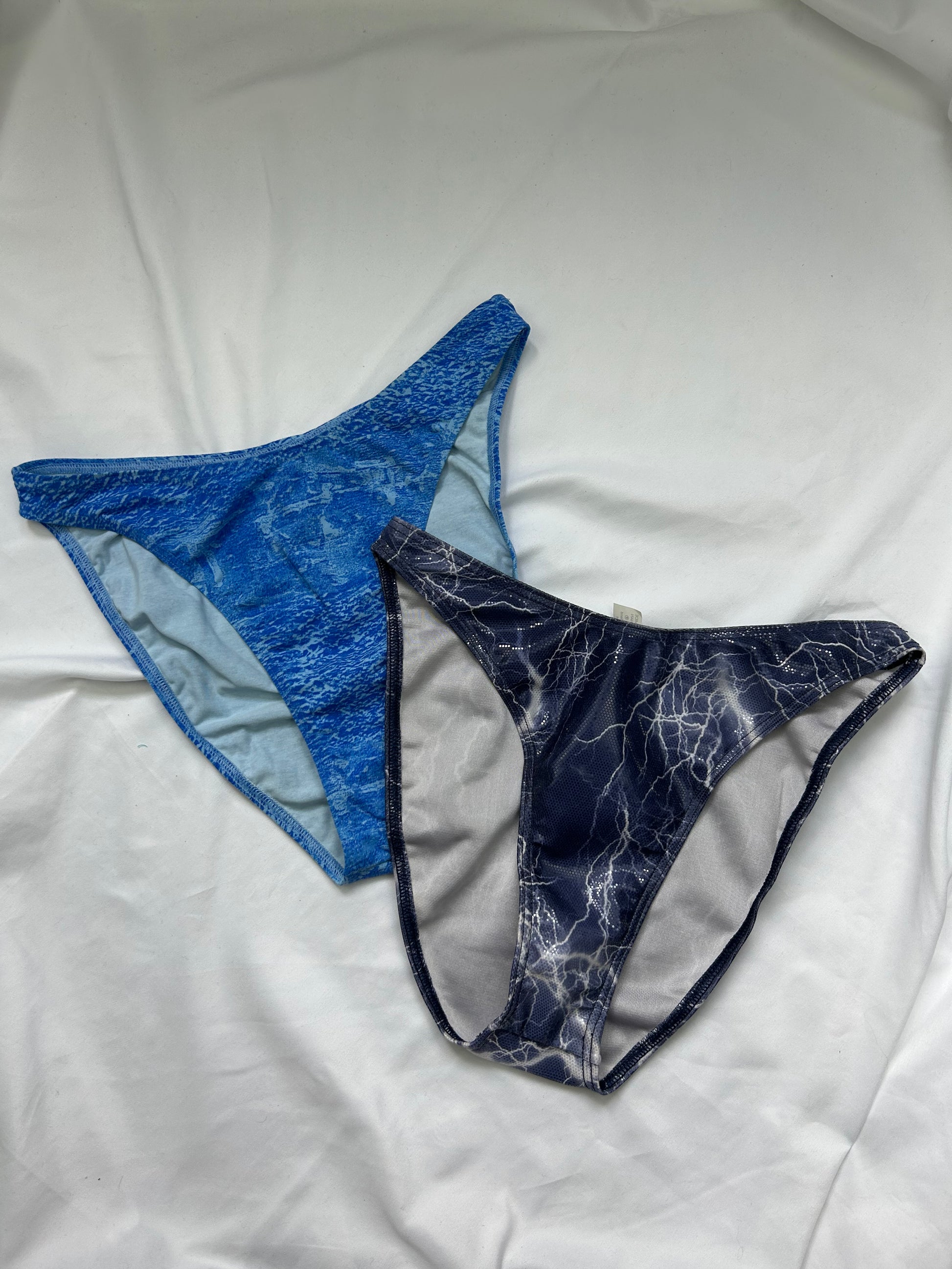 Graphic print  bikini bottom (M)