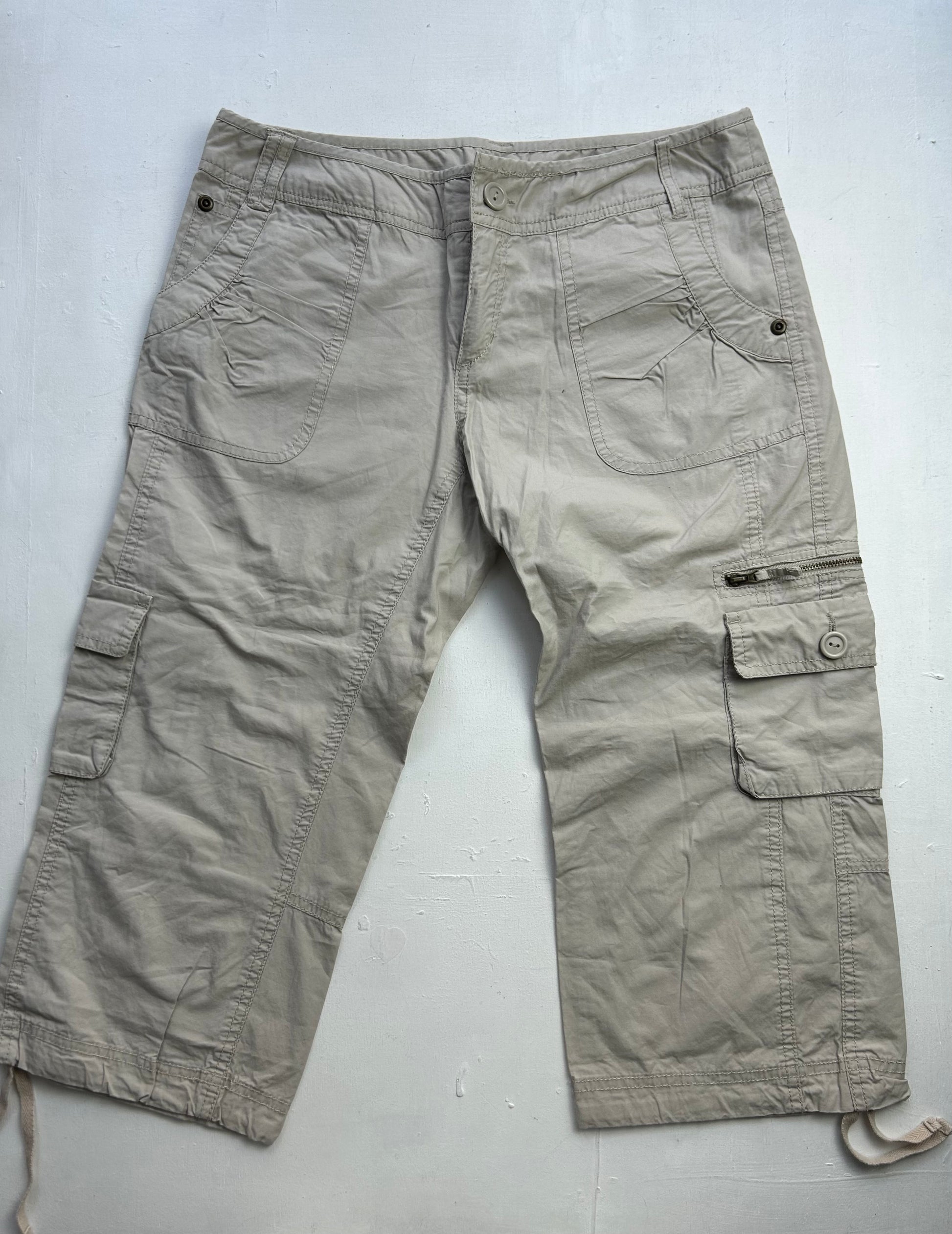 Y2K vintage 3/4 length beige utility cargo capri pants  (S/M)