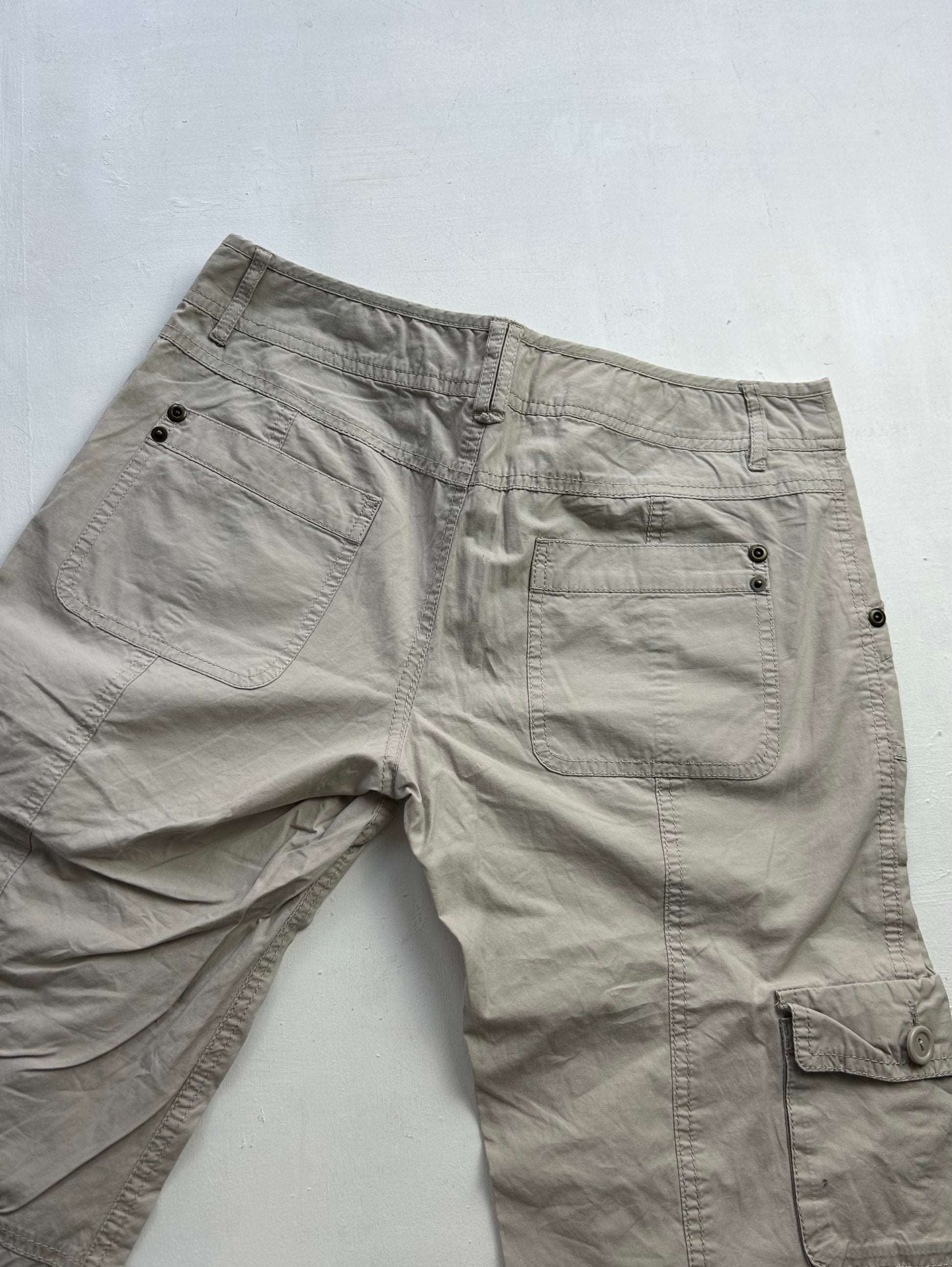 Y2K vintage 3/4 length beige utility cargo capri pants  (S/M)