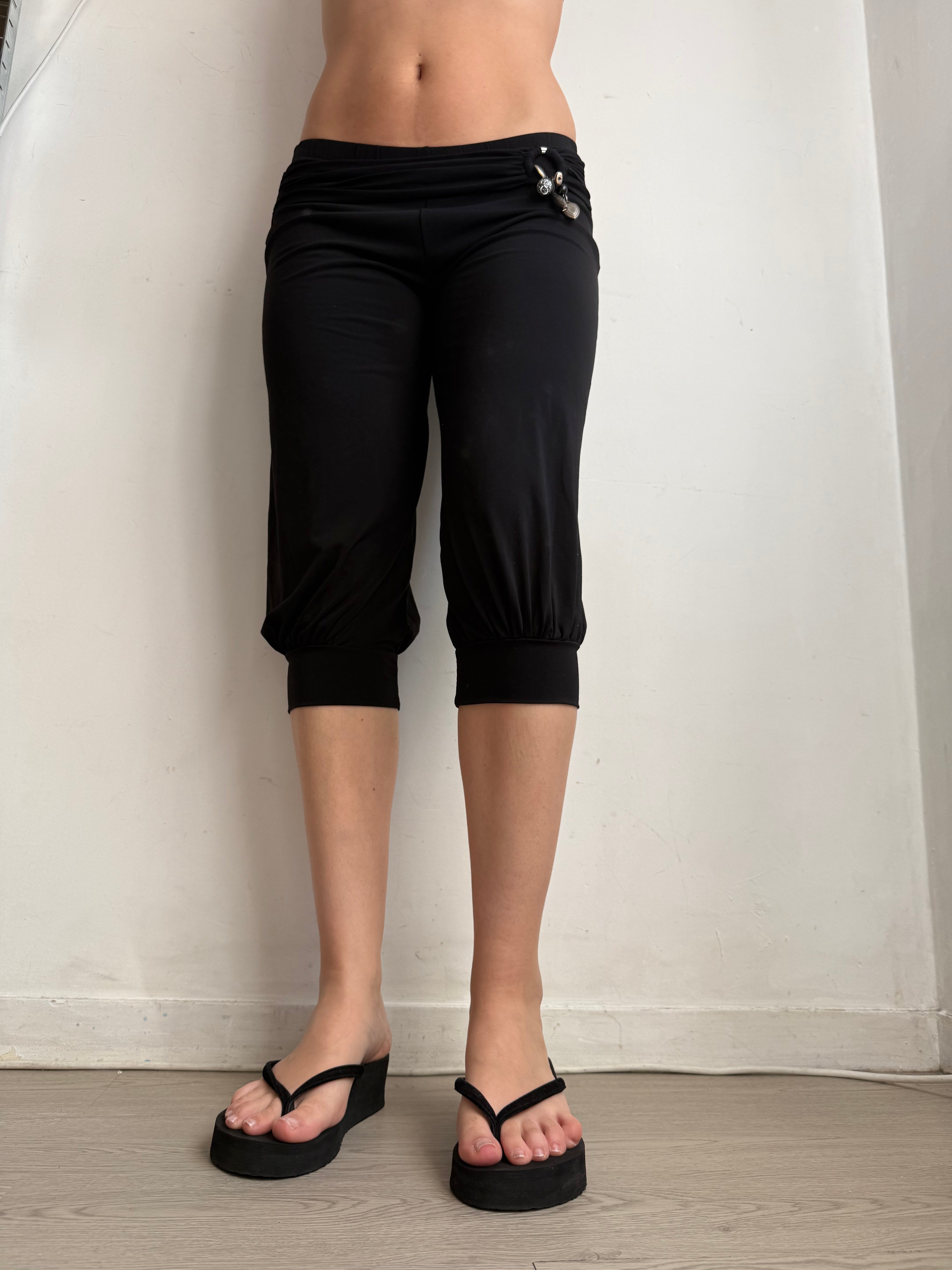 Black charms capri pants (S)