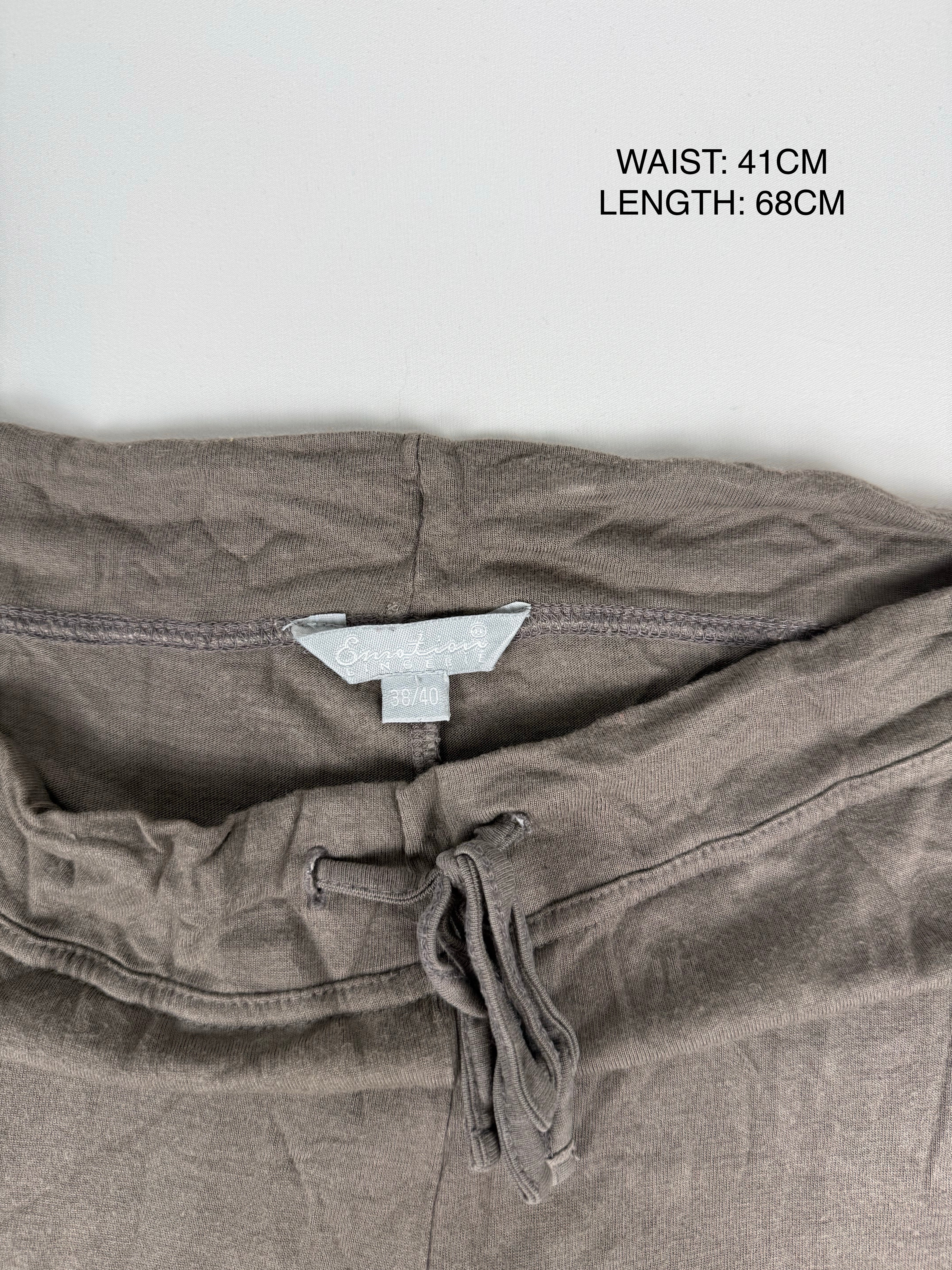 Khaki stretchy low rise capri pants (M)