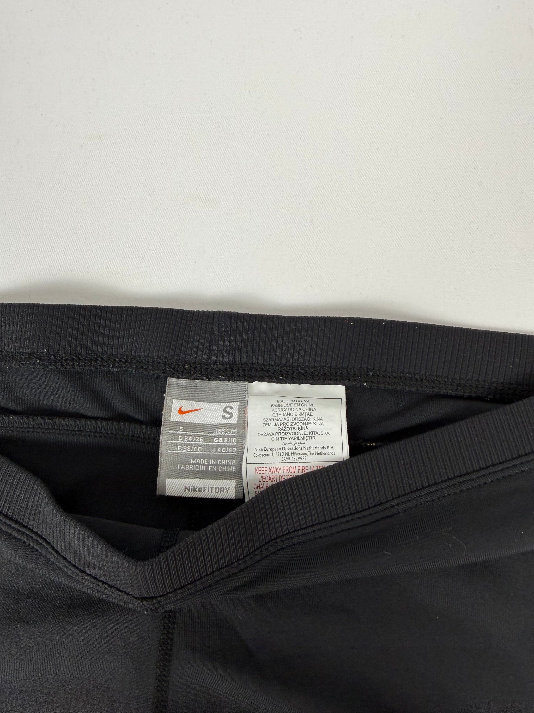 Black stretchy activewear capri pants (S)