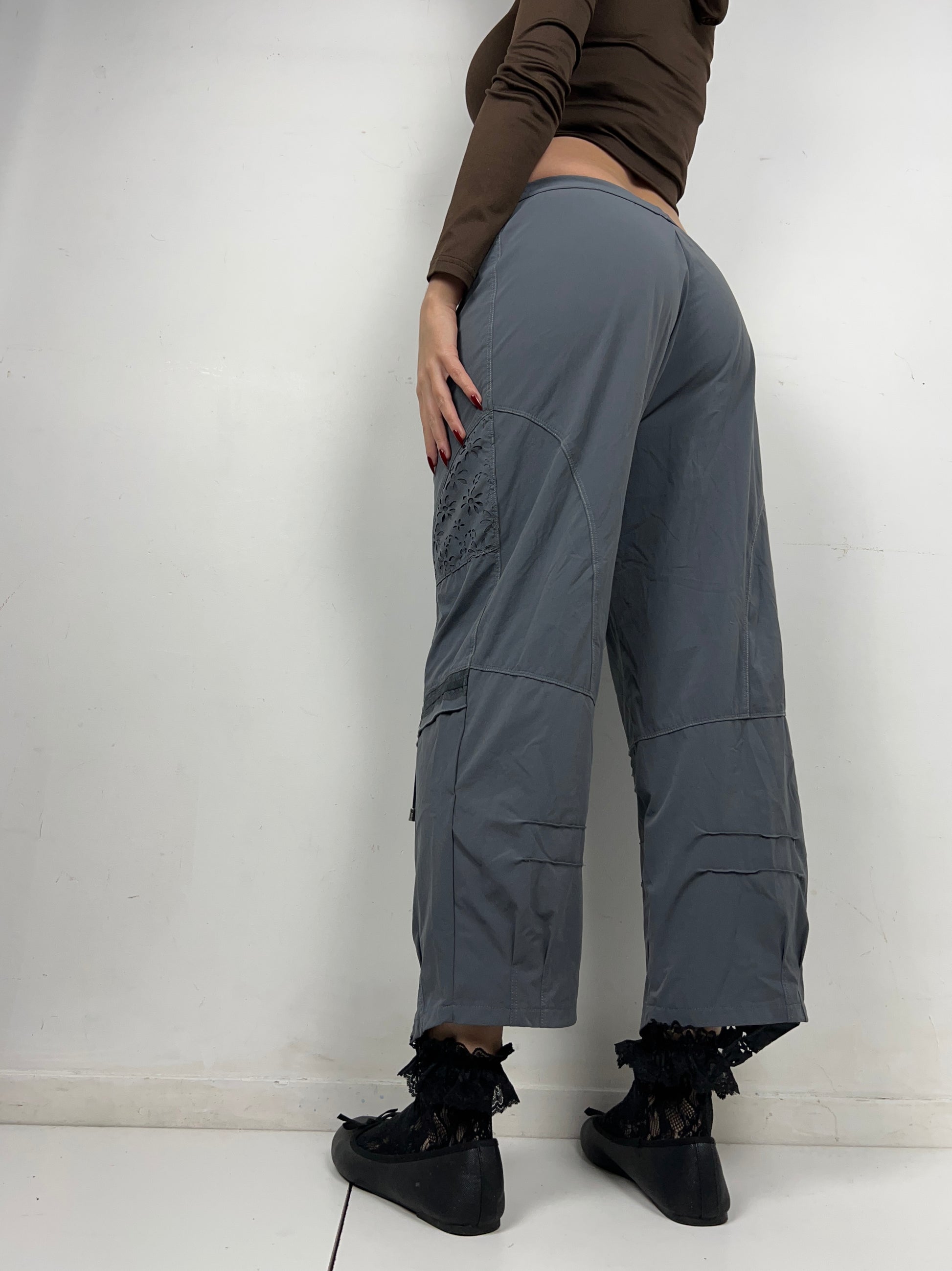 Grey low rise embroidered capris joggers pants (S/M)