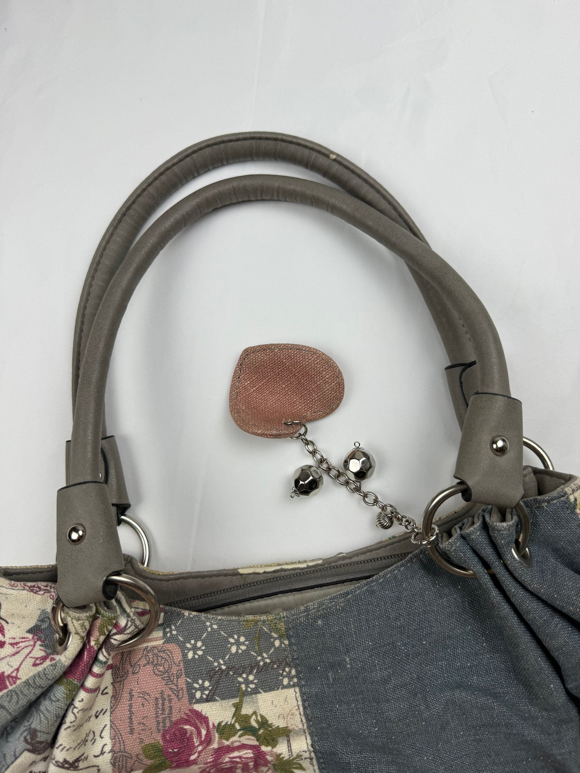Cream graphic shoulder bag (28x19cm)